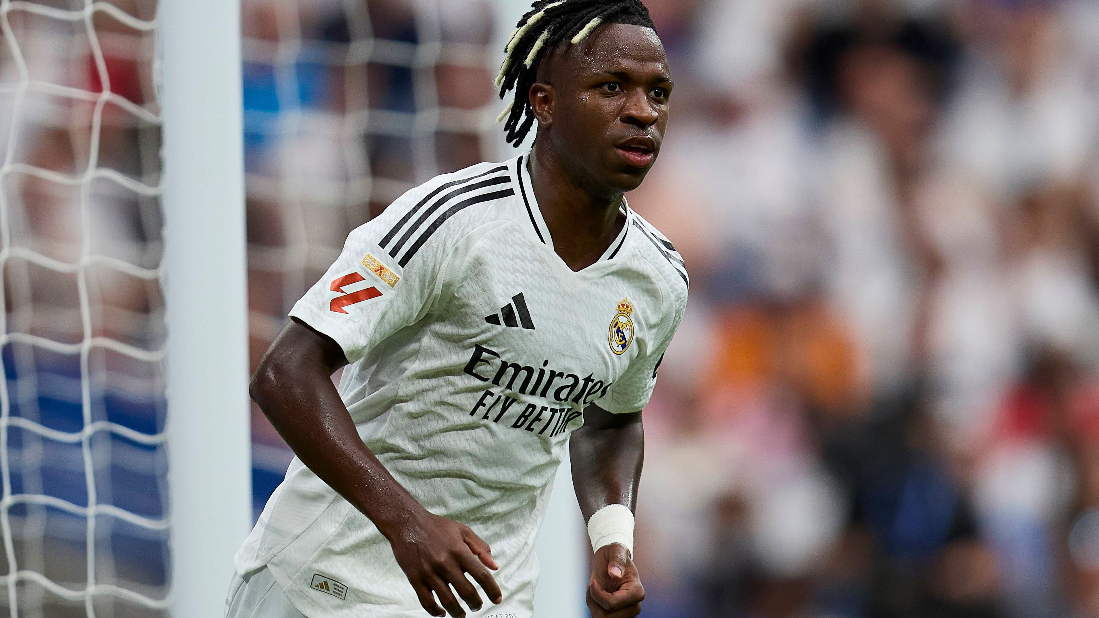 <strong>Vinicius Junior (Real Madrid)</strong><br>Saudi-Arabien möchte seinen Traum vom nächsten Mega-Star in der heimischen Liga wohl nicht so schnell aufgeben. In der Fußball-Show "El Chiringuito" war nun von einer Offerte in Höhe von 500 Millionen Euro die Rede.. Laut Bericht wird Real jedoch erst ins Grübeln kommen, wenn ein Verein bereit sein wird, die vereinbarte Ausstiegsklausel zu ziehen - diese beläuft sich Medienberichten zufolge auf rund eine Milliarde Euro ...