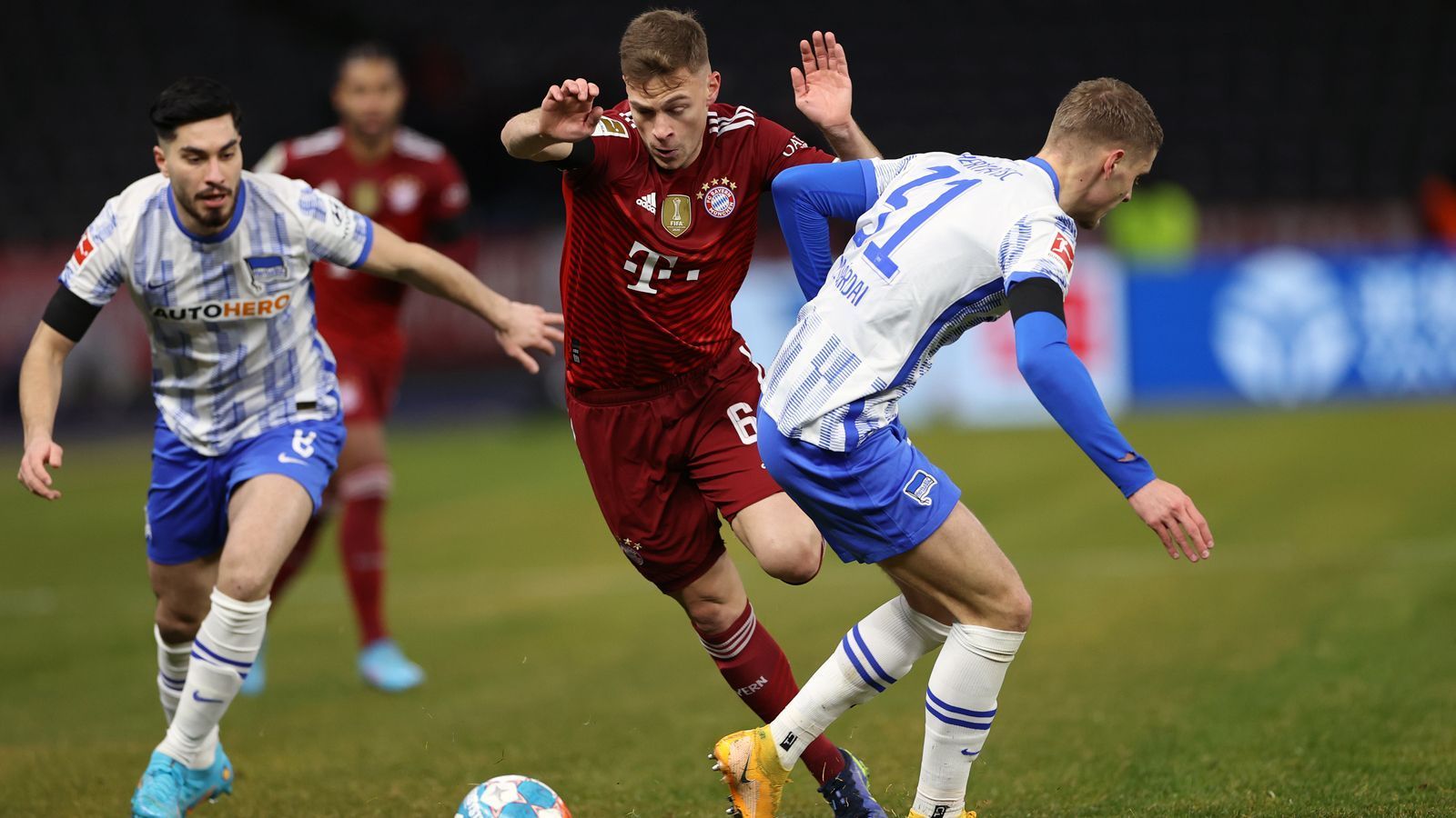 
                <strong>Joshua Kimmich</strong><br>
                In der ersten Halbzeit offensiv mit zwei echten Zuckerpässen in die Spitze, die Müller und Coman aber freistehend nicht in Zählbares ummünzen können. Setzt seine Mitspieler immer wieder gut in Szene, defensiv nicht groß gefordert, aber hellwach. Starkes Timing bei seiner Freistoß-Vorlage zum 2:0. ran-Note: 2
              