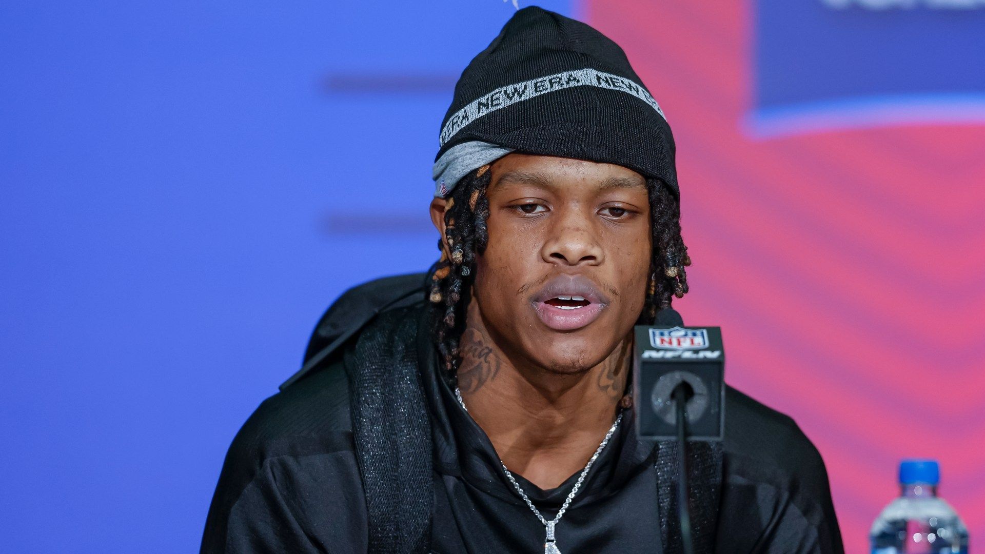 
                <strong>Top-Talente im Draft</strong><br>
                Hätte sich Top-Talent Jameson Williams in den College-Playoffs nicht das Kreuzband gerissen, würde er sicherlich als der Top-Receiver im Draft 2022 ausgewählt werden. Aufgrund seiner Verletzung wird er nun von vielen Experten als Pick für Mitte bis Ende der ersten Runde gesehen und würde damit genau in die Range fallen, in der der Erstrunden-Pick der Raiders liegt, der im Gegenzug für Adams nach Green Bay geschickt wurde. So erscheint es als logisch für die Packers, neben einem routinierten Receiver per Trade oder Free Agency auch ein junges Talent im Draft auszuwählen. Mit Chris Olave, Trey Burks und George Pickens dürften auch mehrere Rohdiamanten am Ende der ersten Runde verfügbar sein. Dort haben die Packers ja immer noch ihren ursprünglichen Pick.
              