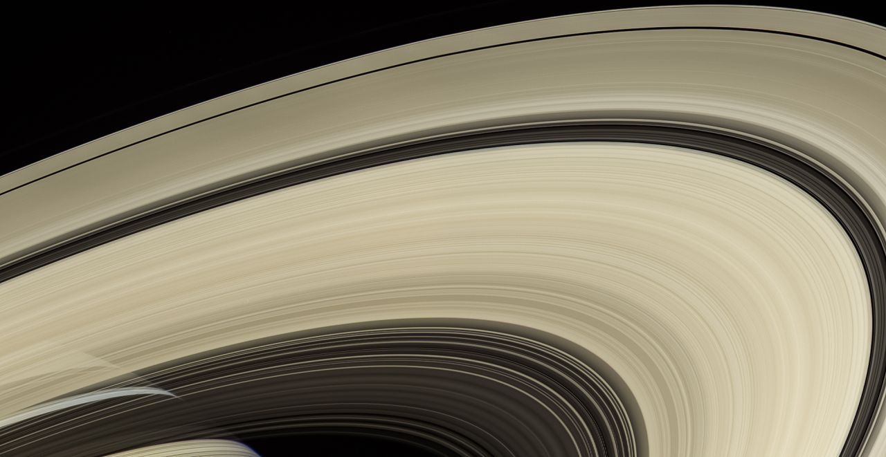 Eine der Hauptaufgaben von Cassini war es die Ringe zu untersuchen. Das System ist zwar riesig, hat aber gerade mal eine Masse von 10 bis 20 Billarden Tonnen, haben Wissenschaftler aus dem Zusammenspiel seiner Schwerkraft und Cassinis Manövern zwischen den Ringen berechnet. Das ist gerade mal die Masse des antarktischen Eises auf der Erde.   