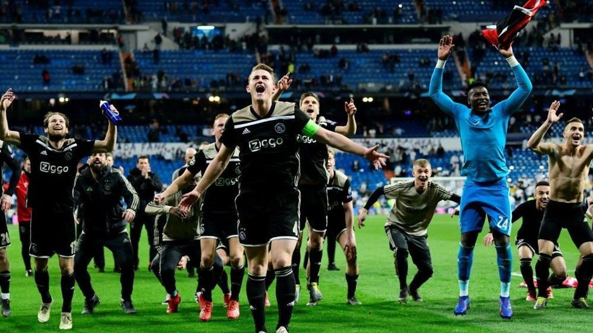 Die Ajax-Spieler feiern ihren Sieg im Bernabeu