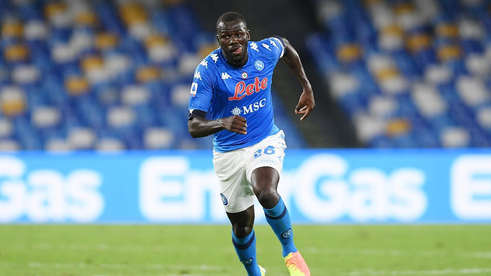 
                <strong>Kalidou Koulibaly (SSC Neapel)</strong><br>
                Der Vertrag von Kalidou Koulibaly beim SSC Neapel läuft zwar eigentlich noch bis 2023. Doch die Italiener signalisierten zuletzt Gesprächsbereitschaft, den Innenverteidiger zu verkaufen. Wohl auch, weil Koulibaly mit einem Marktwert von 65 Millionen Euro, die Kassen bei Napoli wieder füllen würde. Als aussichtsreichster Kandidat gilt Manchester City. Die "Skyblues" hatten vor Tagen bereits irrtümlicherweise den Wechsel auf ihrer Website als fix vermeldet. Doch so weit ist es noch nicht. Neben City sollen der "Daily Mail" zufolge auch beide Mailänder Klubs die Fühler nach dem Verteidiger ausgestreckt haben. 
              