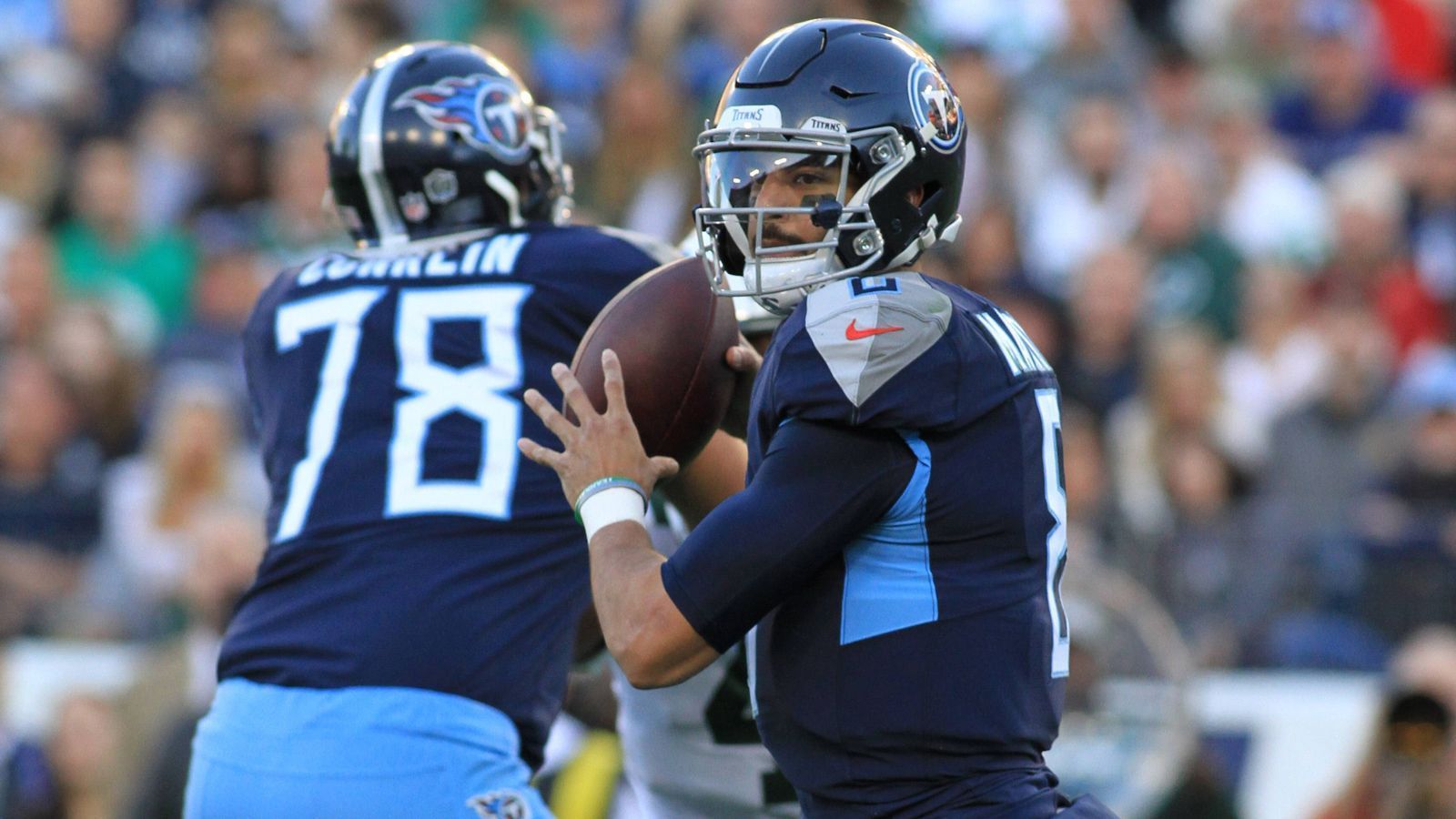 
                <strong>Gewinner: Marcus Mariota</strong><br>
                Große Quarterbacks zeichnen sich dadurch aus, dass sie nach einem schwachen Beginn und in einer aussichtslosen Situation ein Comeback hinlegen und in einer dramatischen Schlussphase den Sieg holen. Genau das tat Marcus Matiota mit seinen Tennessee Titans gegen die New York Jets. Mit seiner Pick Six sorgte er mit dafür, dass die Jets mit 16:0 führten, drehte dann aber auf und warf in der letzten Minute den entscheidenden Touchdown-Pass.  
              