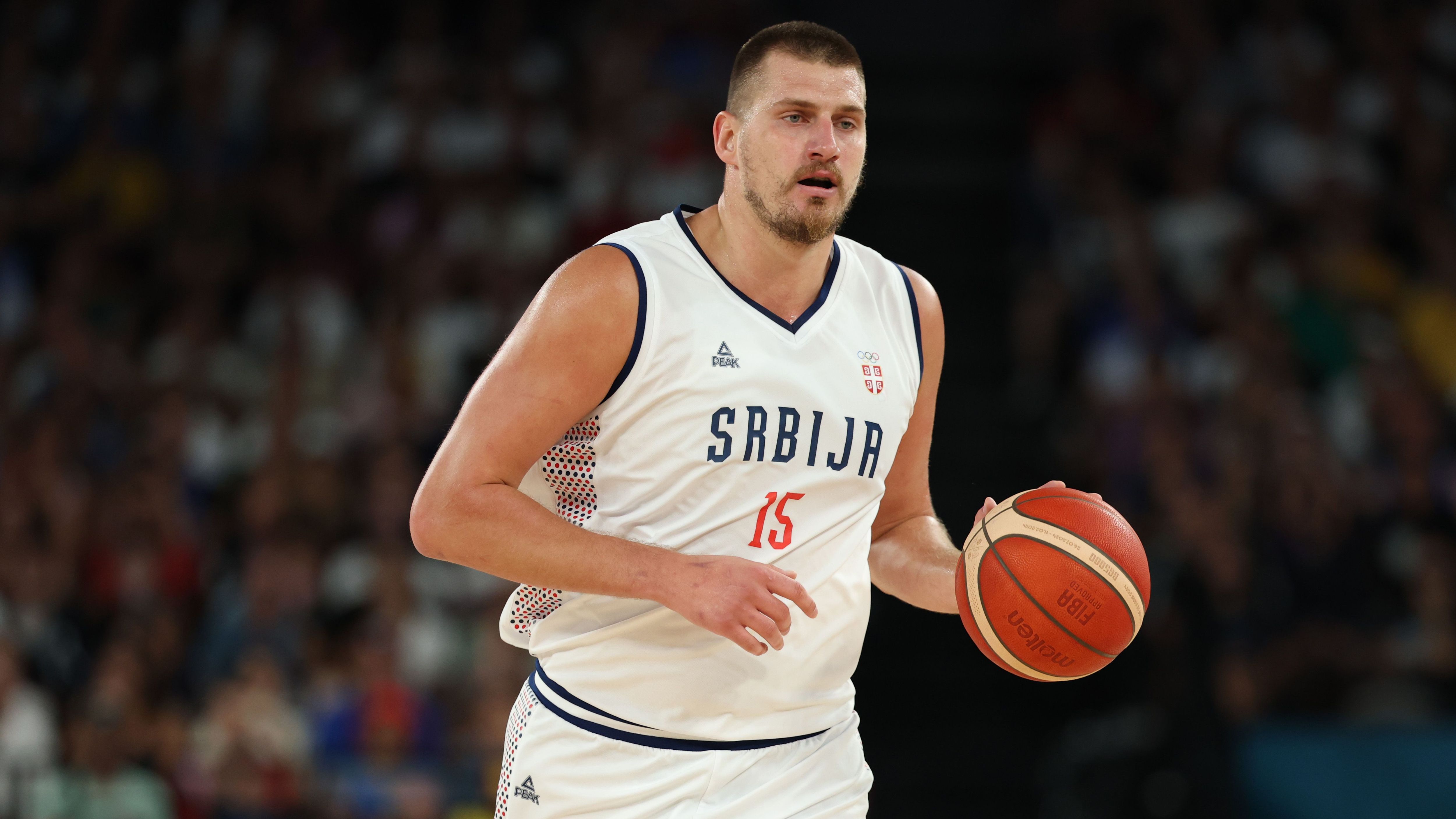 <strong>Nikola Jokic (Serbien/30)</strong> <br>Über den Basketball stellt der NBA-Superstar die Familie und seine Pferde, und doch ist Jokic "der beste Spieler der Welt" - sagt der deutsche Nationalmannschaftskapitän Dennis Schröder. Sein Gesamtpaket ist einmalig, der wuchtige Center kann scoren und rebounden, das ist normal für seine Position, aber er glänzt auch als außergewöhnlich guter Passgeber. ...