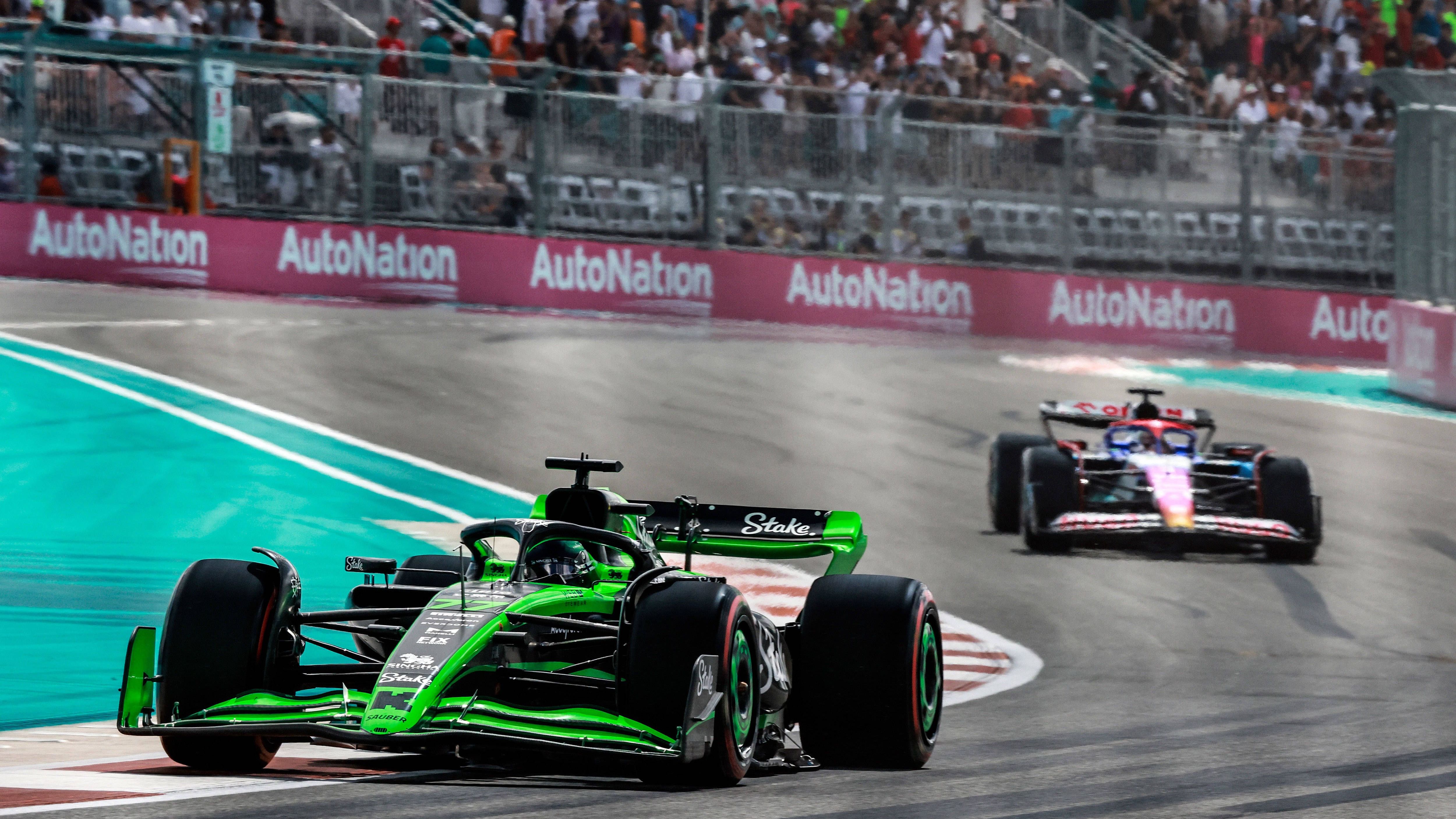 <strong>Verlierer: Sauber</strong><br>Der Traditionsrennstall kommt nicht in Fahrt in dieser Saison. Inzwischen hat man das schwächste Auto im Feld, in Miami waren Guanyu Zhou und Valtteri Bottas ohne Chance. Besserung ist weiterhin nicht in Sicht. Es bleibt eine zähe Angelegenheit.