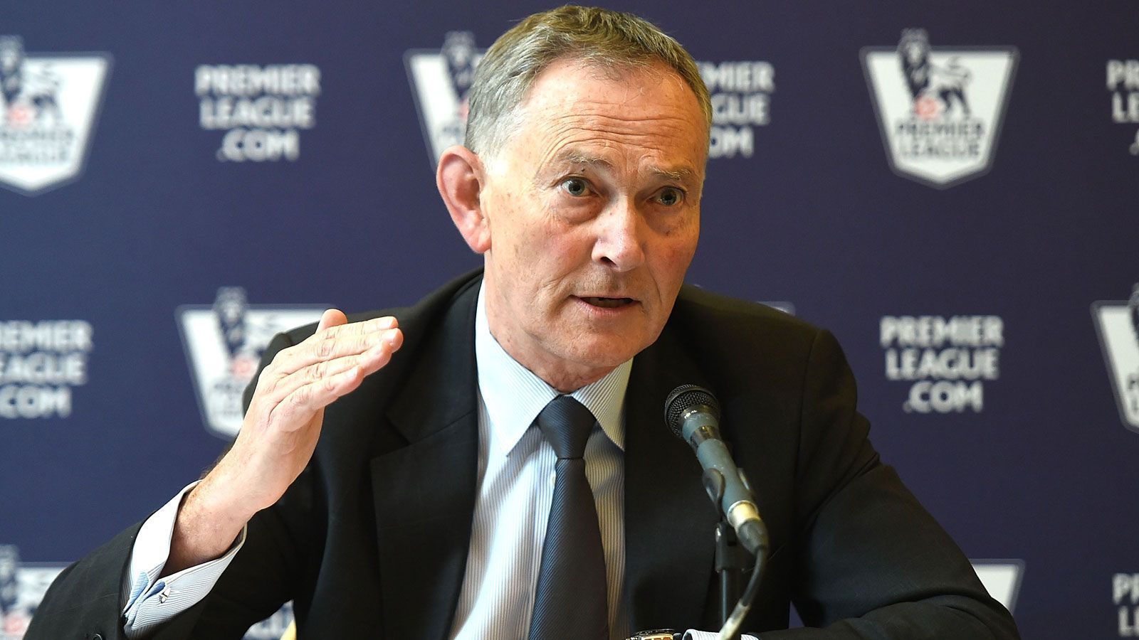 
                <strong>25. Juli 2013</strong><br>
                Die britische Premier League wehrt sich massiv gegen eine Winter-WM. PL-Boss Richard Scudamore prophezeit "Chaos" durch den zwangsweise veränderten Spielplan. Die Diskussion über einen genauen Termin treibt einen Keil in die Fußball-Welt. Blatter will im November/Dezember 2022 spielen, Platini im Januar/Februar 2022. Wolfgang Niersbach, Präsident des Deutschen Fußball-Bundes (DFB), positioniert sich als Gegner einer Sommer-WM.
              