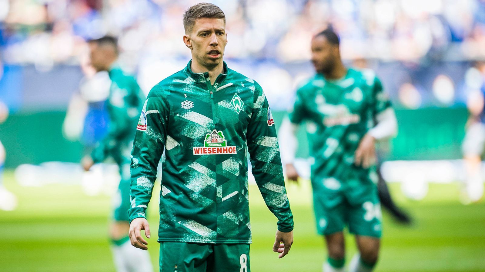 
                <strong>Mitchell Weiser (Werder Bremen)</strong><br>
                Bundesliga-Rückkehrer Werder Bremen kann doch weiter auf die Dienste von Mitchell Weiser bauen. Der 28-Jährige, der in der Vorsaison bereits von Bayer Leverkusen an Werder ausgeliehen war, wechselt nun dauerhaft an die Weser. "Mitch war letzte Saison ein wichtiger Part auf und auch neben dem Platz. Daher freue ich mich, dass er nun auch in Zukunft ein Teil unserer Mannschaft sein wird", wird Werder-Coach Ole Werner in der Pressemitteilung des Aufsteigers zitiert. Für Bremen absolvierte Weiser bislang 24 Spiele und erzielte dabei zwei Treffer. Über die Vertragslänge machte Werder keine Angaben. Zuletzt hatte es so ausgesehen, als käme die feste Verpflichtung Weisers nicht zustande, jetzt gab es aber doch die positive Wendung aus Sicht der Grün-Weißen.
              