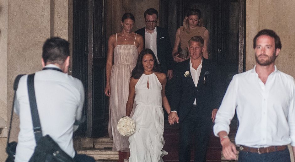 
                <strong>Bastian Schweinsteiger heiratet Ana Ivanovic</strong><br>
                Schweinsteiger und Ivanovic kommen von der Zeremonie und sind natürlich ein beliebtes Motiv für die Fotografen.
              