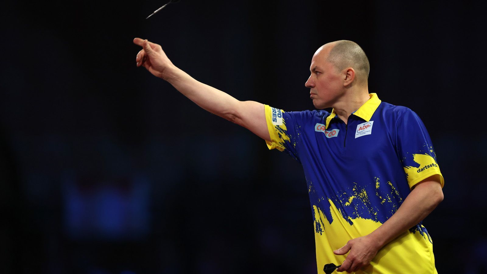 
                <strong>Erster Ukrainer bei der WM</strong><br>
                Vladyslav Omelchenko schreibt im Ally Pally Geschichte. Als erster Ukrainer trat er bei der WM ans Oche. Gegen den Engländer Luke Woodhouse zog er zwar glatt in drei Sätzen den Kürzeren, lieferte aber dennoch eine starke Leistung bei seinem ersten Match vor TV-Kameras. Er erzielte seine erste 180, ein High-Finish von 143 Punkten und konnte vier Legs für sich entscheiden. Obwohl sein Gegner Engländer ist, hatte Omelchenko ab seines emotionalen Walk Ons hinter sich. Trotz der Niederlage wurde für den 47-Jährigen ein "Traum wahr", wie er bereits zuvor dem "Daily Mirror" erzählte.
              