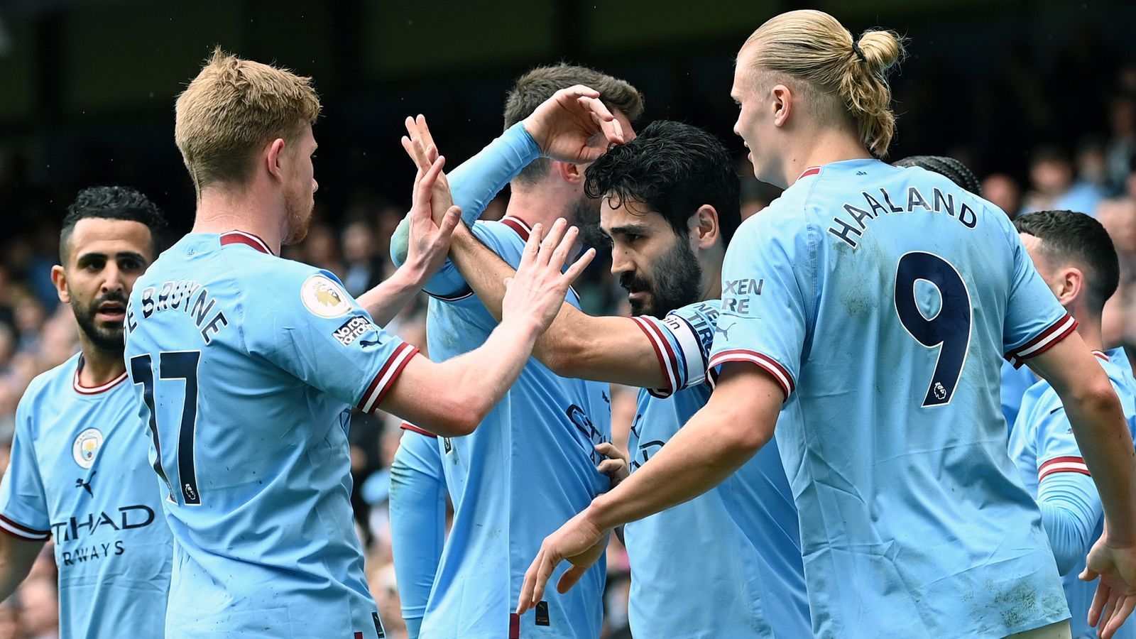 
                <strong>Manchester City (England)</strong><br>
                Manchester City hat das Wettrennen mit dem FC Arsenal endgültig für sich entschieden. Die "Skyblues" holten den Titel auf der Couch, da Arsenal sein vorletztes Saisonspiel bei Nottingham Forest 0:1 verlor. Bei noch einem verbleibenden Spiel haben die "Gunners" vier Punkte Rückstand auf City und können das Team um Trainer Pep Guardiola nicht mehr einholen. Für die "Citizens" ist es der dritte Meistertitel in Folge, der fünfte in den vergangenen sechs Jahren und der neunte insgesamt.
              