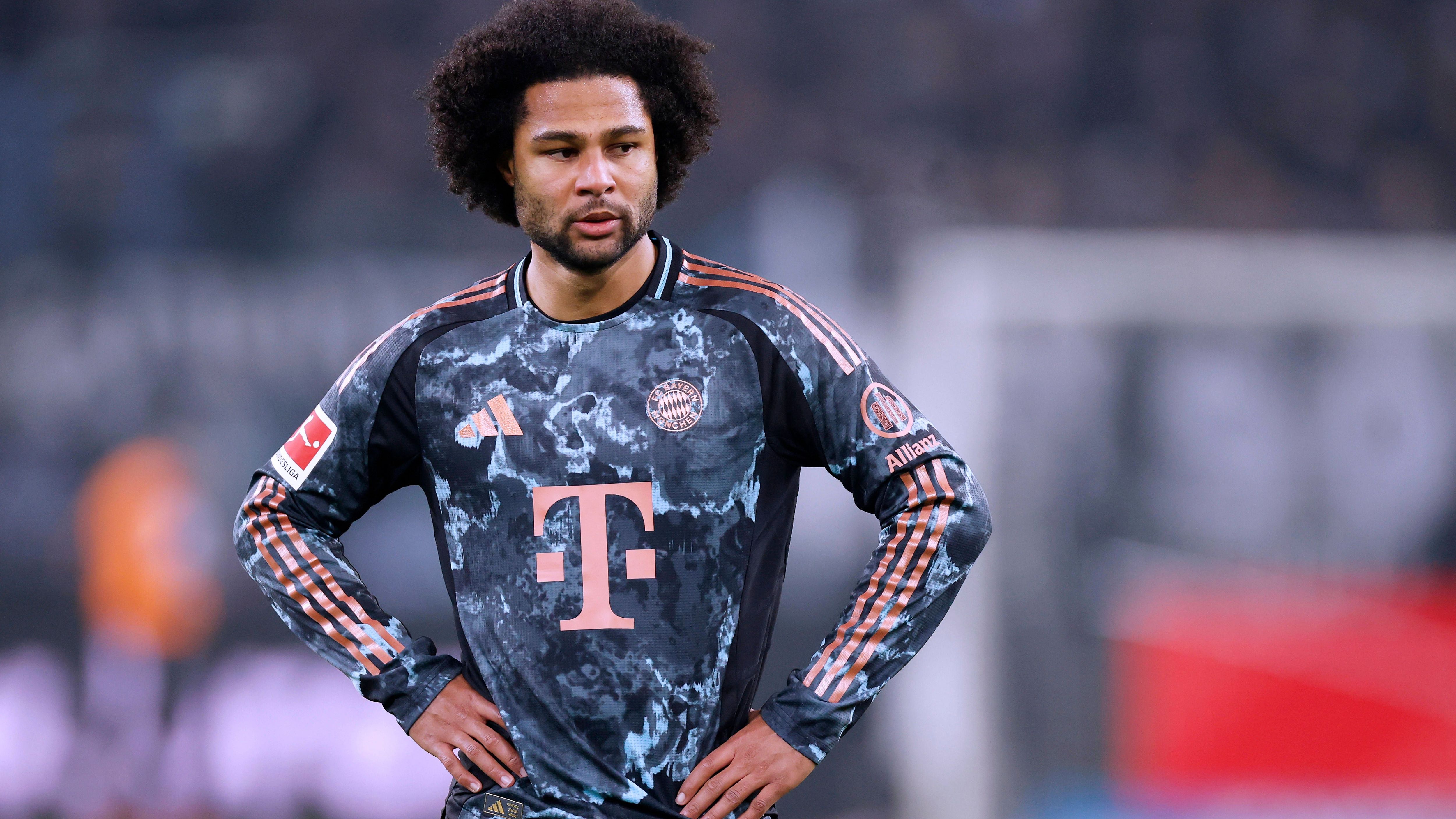 <strong>Serge Gnabry</strong><br> Vertrag bis 2026<br>Mindestens ein Flügelspieler soll die Bayern verlassen, auch ein Abgang von zwei Offensiv-Stars soll jedoch möglich sein. Neben Kingsley Coman könnte es hier Gnabry treffen. Denn der deutsche Nationalspieler verdient rund 19 Millionen Euro und zeigt seit Wochen schwache Leistungen. Außerdem könnte der Rekordmeister durch einen Gnabry-Verkauf noch Geld einnehmen.