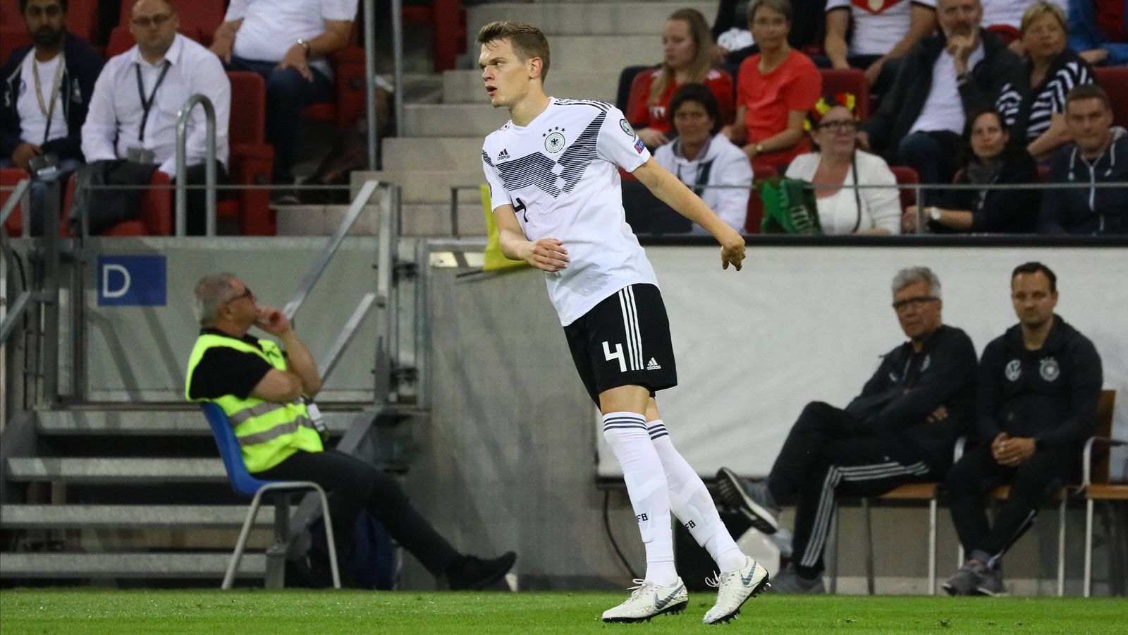 
                <strong>Matthias Ginter</strong><br>
                Wie Süle kaum gefordert in der Defensive. Solide im Aufbauspiel, jedoch ohne den großen Mut oder interessante Ideen. Fehlerlos, aber auch mehr oder weniger unauffällig. ran-Note: 3
              