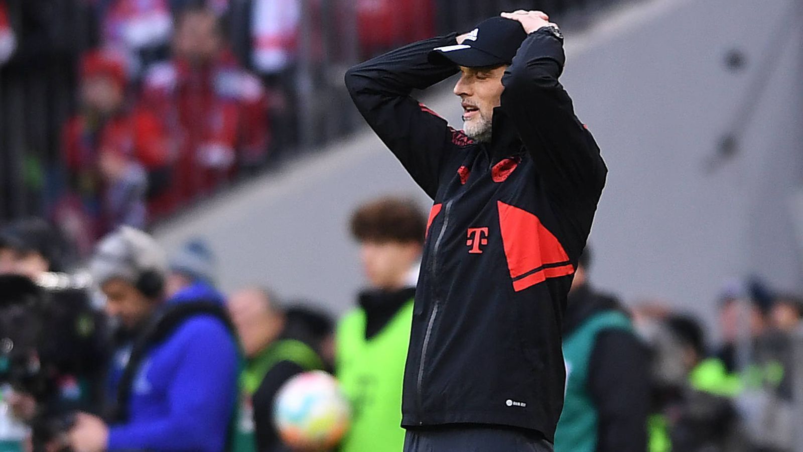 
                <strong>18:45 Uhr: Verteidigung verärgert Tuchel</strong><br>
                Der 49-Jährige springt auf und ab. Gerade waren seine Verteidiger nicht konsequent genug gegen den Ball.
              