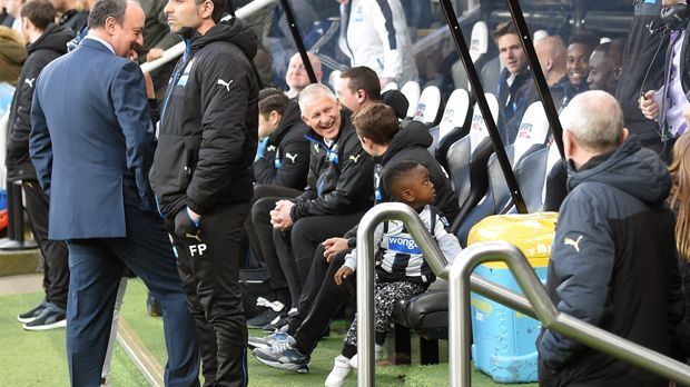 
                <strong>Newcastle-Coach Benitez bekommt Autogramm von Spieler-Sohn</strong><br>
                Schnell noch einmal den Blick genießen, bevor Benitez wiederkommt. 
              