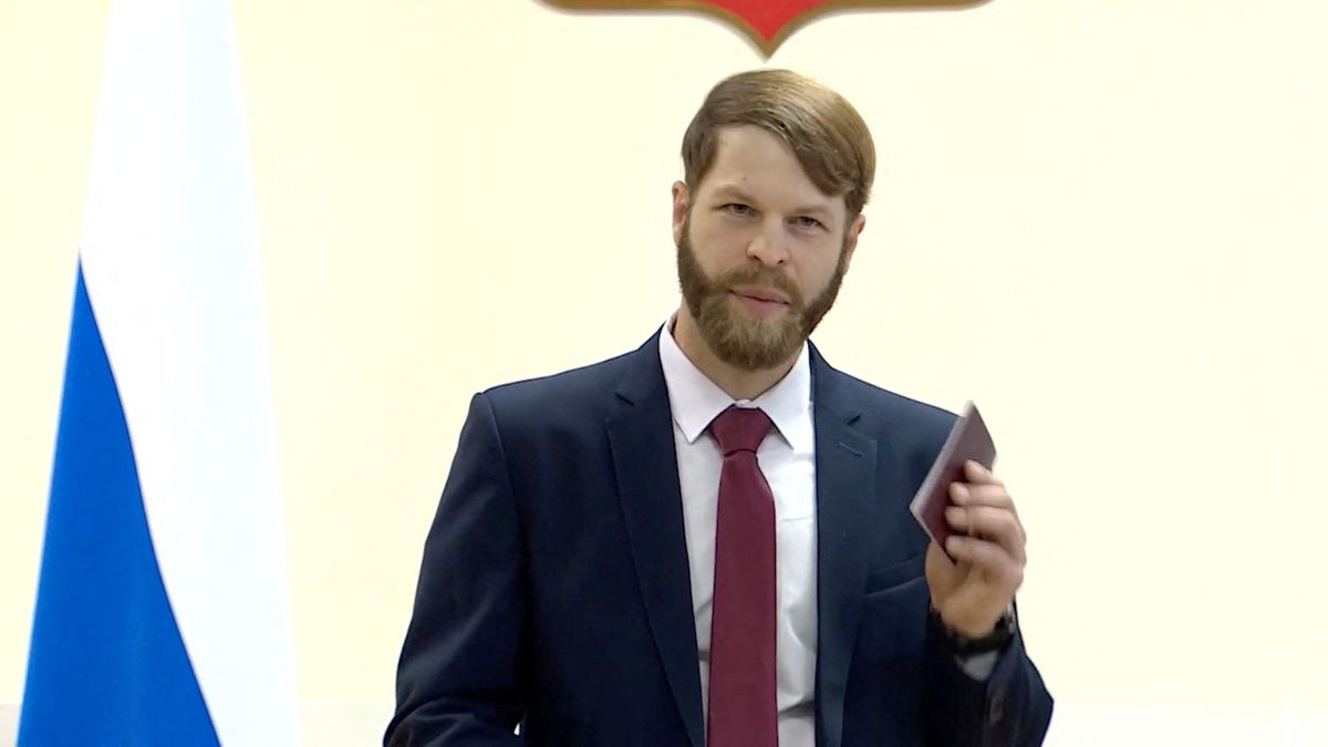 Der US-Bürger Daniel Martindale ist für seine Spionagetätigkeit für Putins Truppen in der Ostukraine mit dem russischen Pass belohnt worden.