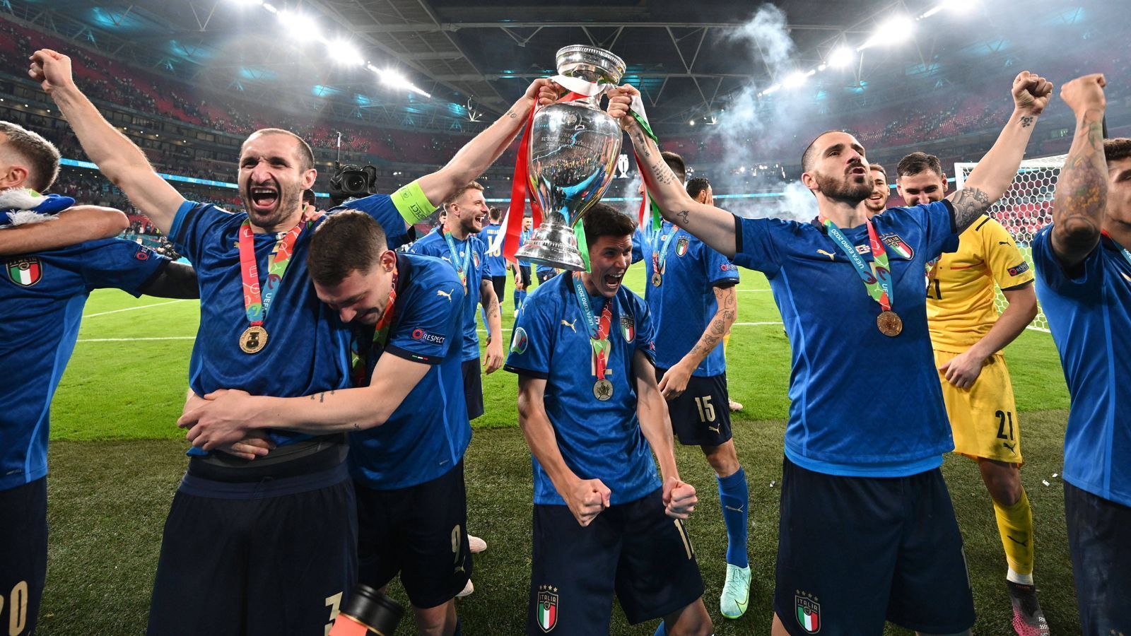 
                <strong>2032: Italien</strong><br>
                Der amtierende Europameister scheint neben Russland der einzige Bewerber für die Austragung der EM 2032 zu sein. Gut möglich also, dass die Italiener die Zusage von der UEFA erhalten. 2020 konnte die "Squadra Azzurra" nach 1968 zum zweiten Mal den EM-Pokal in die Höhe stemmen.
              