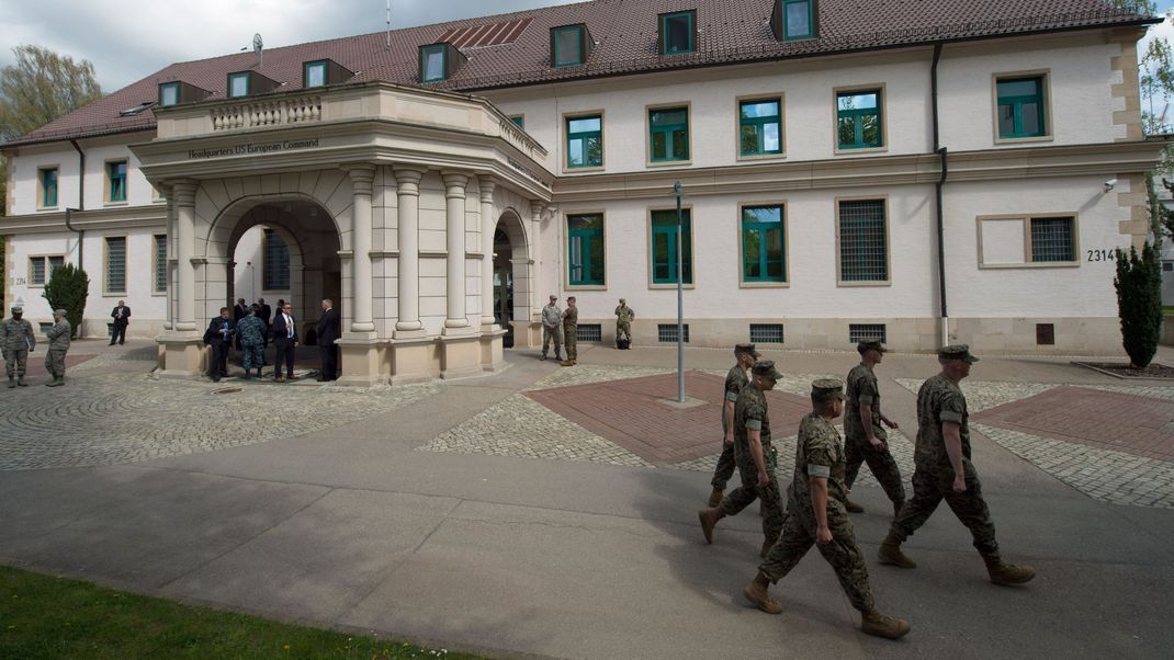 Mitglieder der US-Streitkräfte gehen in den Patch Barracks nach dem Kommandowechsel des United States European Command (Eucom) in Stuttgart am Hauptquartier vorbei. Auf US-Militärstützpunkten in Europa herrscht erhöhte Alarmbereitschaft wegen Terrorgefahr.