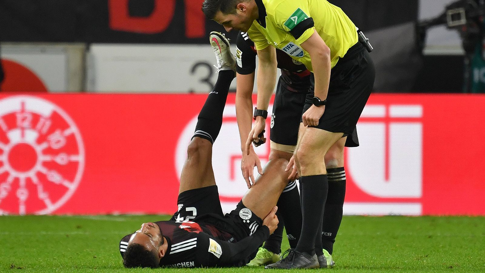 
                <strong>Bayern ohne acht Spieler nach Madrid - so könnte Flick spielen lassen</strong><br>
                Corentin Tolisso trug sich am Wochenende gegen Stuttgart in die lange Verletztenliste der Bayern ein. Der Franzose wird in Madrid ebenso fehlen wie die Langzeitverletzten Joshua Kimmich und Alphonso Davies, der rotgesperrte Marc Roca und der nicht spielberechtigte Tanguy Nianzou. Dazu verkündete Coach Hansi Flick am Montag, dass Kapitän Manuel Neuer sowie die leicht angeschlagenen Leon Goretzka und Robert Lewandowski nicht im Kader stehen werden. Die Münchner reisen also mit einem Notaufgebot zu Atletico. So könnte die Startelf des FCB aussehen!
              