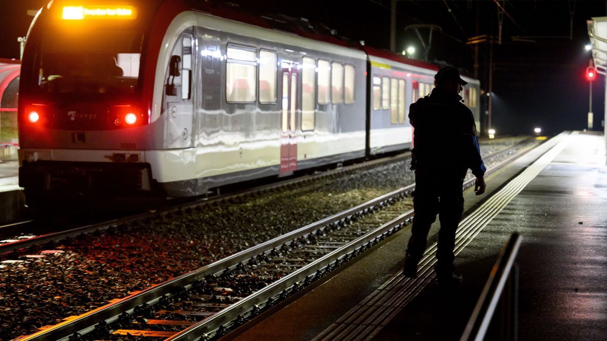 Ein Beamter der Waadtländer Kantonspolizei bewacht den Travys-Zug, in dem sich eine Geiselnahme ereignet hat. 