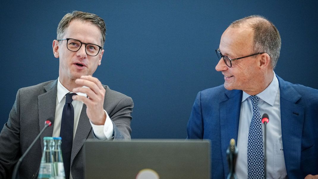 Friedrich Merz und Carsten Linnemann distanzieren sich zwar von den Grünen, schließen eine Koalition mit ihnen aber nicht aus. 