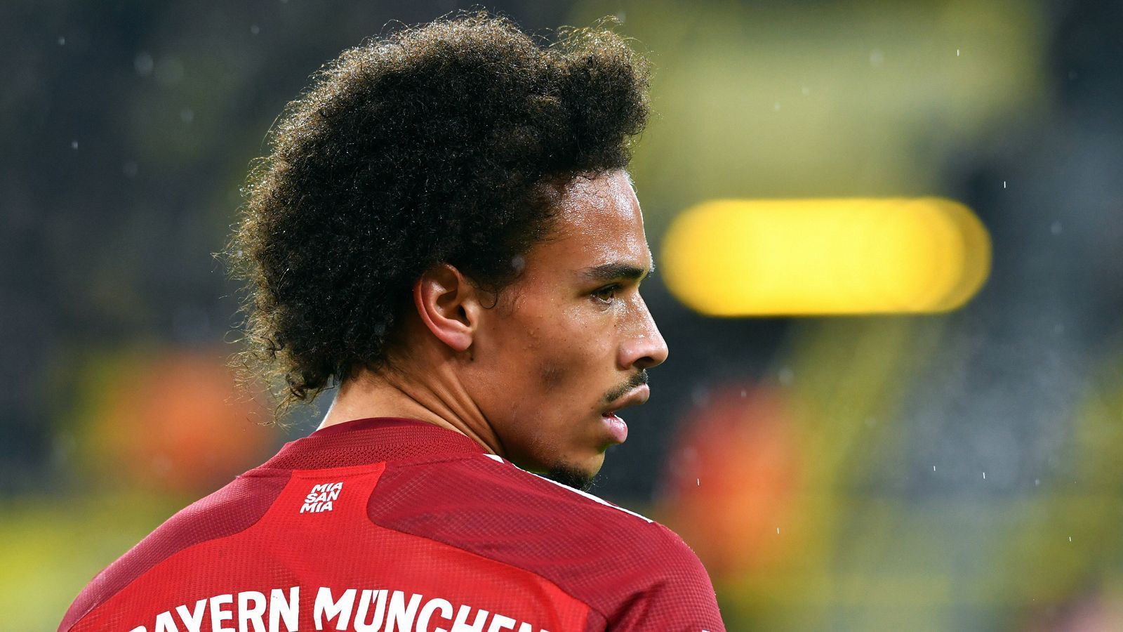 
                <strong>Leroy Sane</strong><br>
                Zweikampfstark und fleißig. Behauptet den Ball auf engstem Raum gegen mehrere Mitspieler. Zählbares kommt heute aber nicht dabei heraus. Ist zuwar an einigen gefährlichen Bayern-Aktionen beteiligt. Sowohl im Abschluss als auch in der Vorbereitung heute glücklos. Versucht es selbst zweimal vergeblich aus der zweiten Reihe. Auch sein Freistoß in der 52. Minute ist kein Problem für Kobel. Wir in der 65. Minute für Gnabry ausgewechselt. ran-Note: 3
              