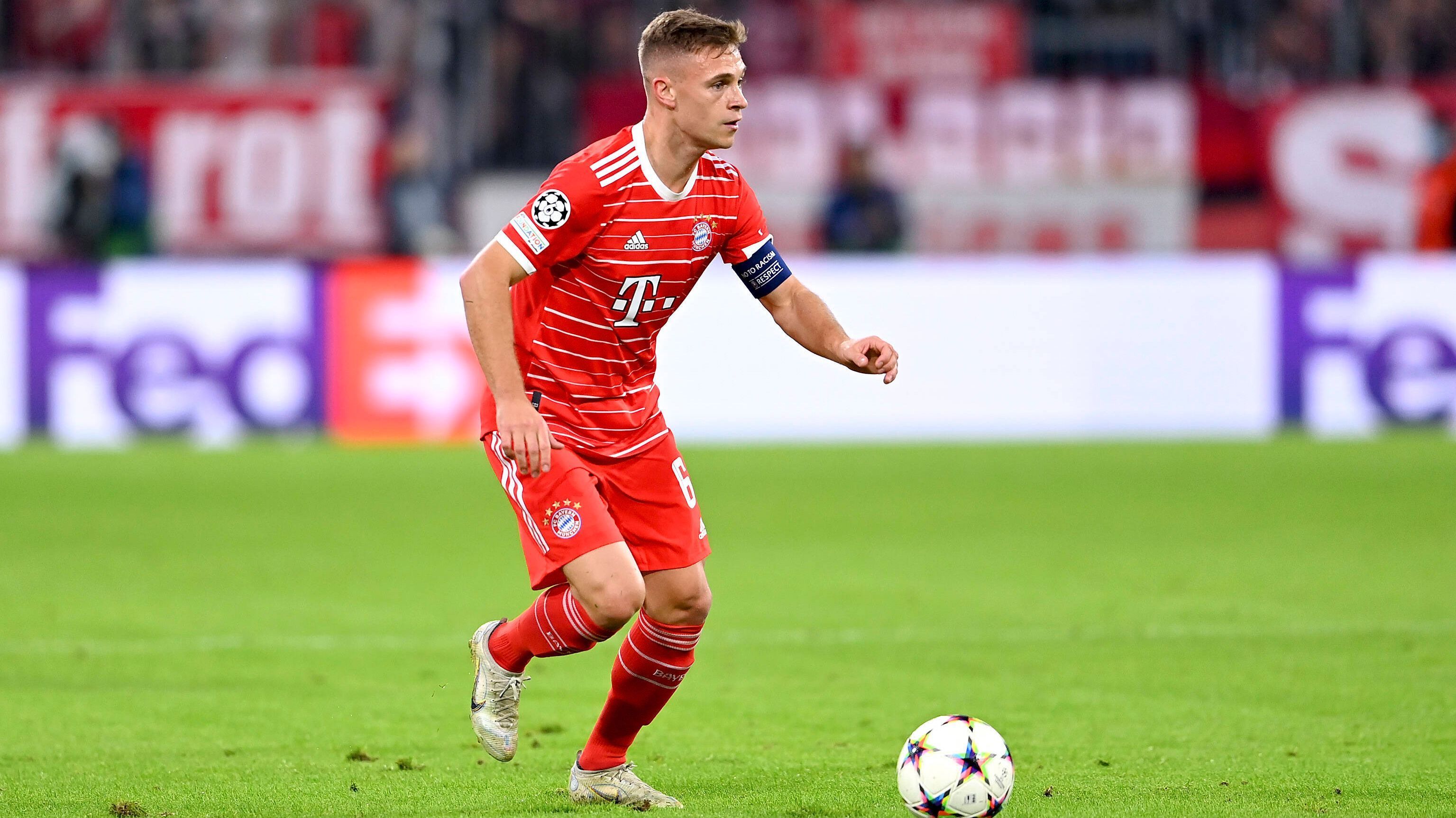 
                <strong>Joshua Kimmich</strong><br>
                Gewohnt bissig in den Zweikämpfen und deutlich in seinen Ansagen an die Mitspieler. Lässt sich erstaunlich oft von der Hektik in der Zentrale anstecken. Die Momente, in denen er die Ordnung verliert, halten sich aber in Grenzen. Wechselt nach einer guten Stunde für Mazraoui auf die Außenverteidiger-Position, rückt im Aufbauspiel aber immer wieder in die Mitte. ran-Note: 3
              