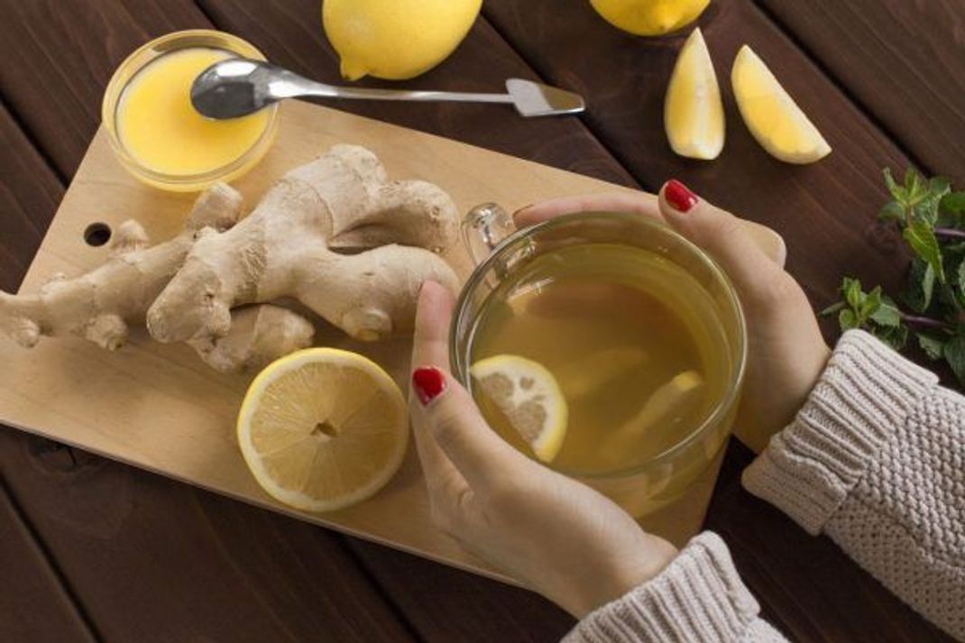 Tipp: "Heiße Zitrone" nicht mit kochendem, sondern nur warmem Wasser zubereiten. Vitamin C ist nämlich hitzeempfindlich.