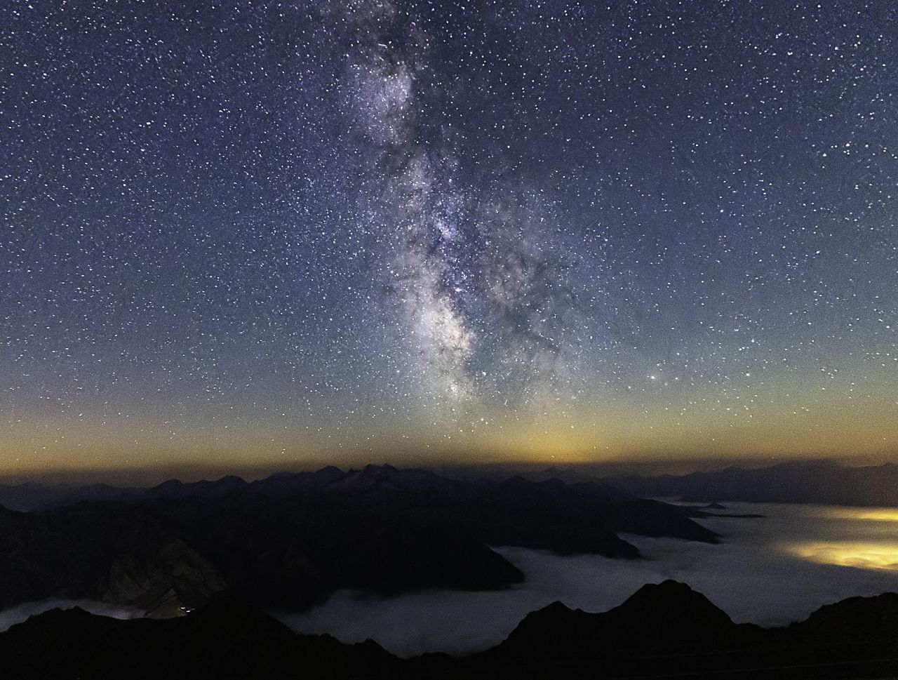 Unsere Haus-Galaxie, die Milchstraße über den französischen Pyrenäen: Licht braucht 120.000 Jahre, um sie einmal zu durchqueren. Von der Erde zum Mond braucht es nur eine gute Sekunde.