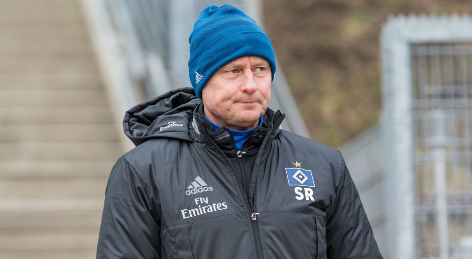 
                <strong>Co-Trainer Steffen Rau</strong><br>
                Auch Co-Trainer Steffen Rau, der zuvor die Damen vom SV Werder Bremen trainiert hatte, wurde zusammen mit Hollerbach entlassen. Da er noch immer beim HSV Vertrag hat, bot der Verein ihm laut der Bild-Zeitung eine Weiterbeschäftigung im Nachwuchs an.  
              