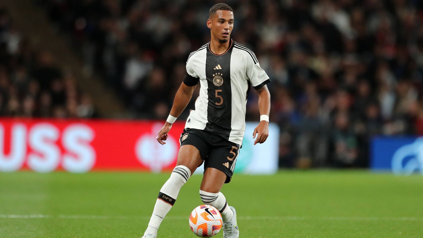 
                <strong>Thilo Kehrer</strong><br>
                &#x2022; Verein: Borussia Dortmund<br>&#x2022; Länderspiele: 45<br>&#x2022; Länderspieltore: /<br>&#x2022; Bundesligaspiele: 22<br>&#x2022; Premier-League-Spiele: 17<br>
              