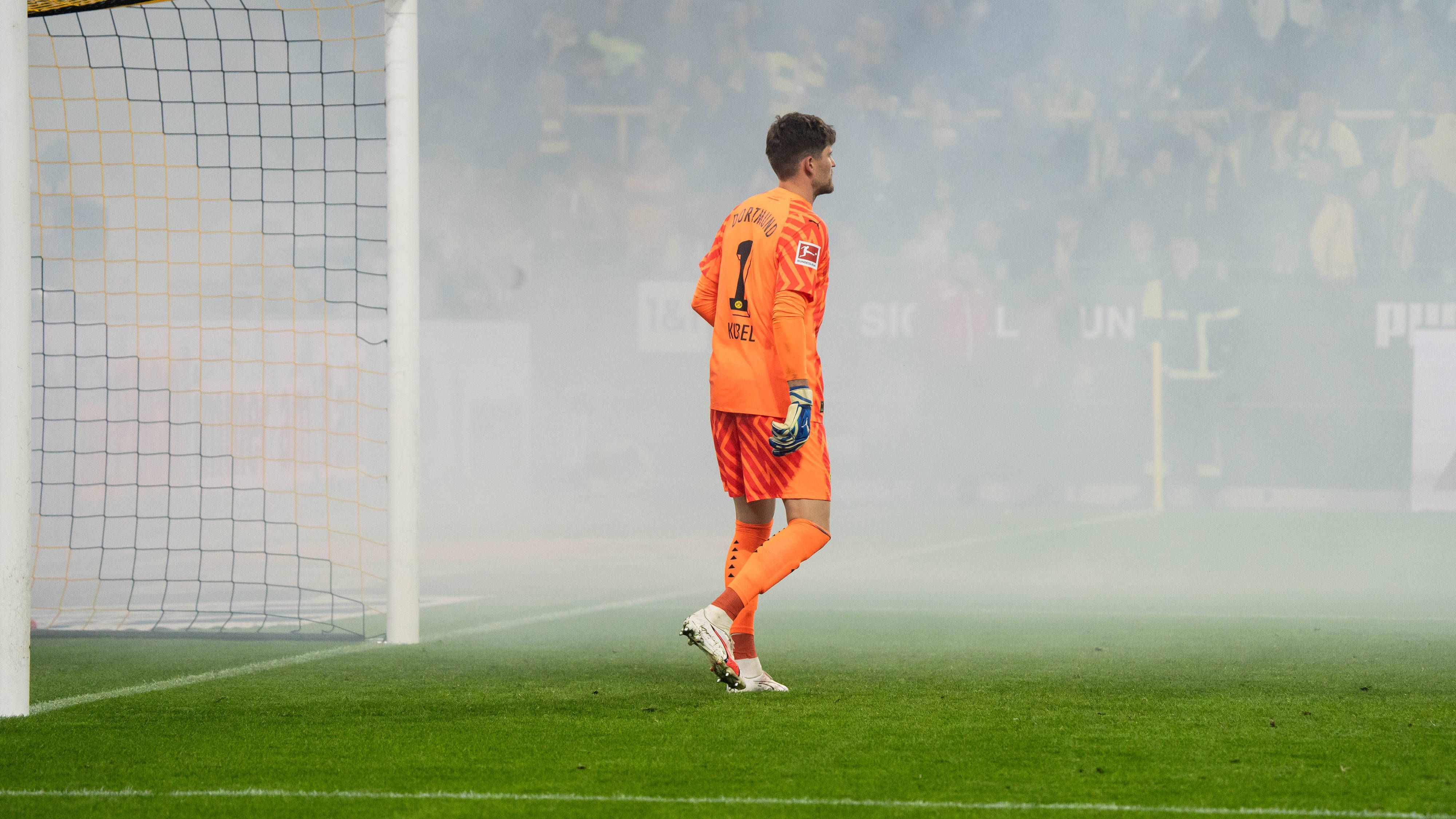 <strong>Gregor Kobel</strong><br>Geldverdienen leicht gemacht. Unter diesem Motto kann man den Abend von BVB-Keeper Gregor Kobel zusammenfassen. Gegen die offensiv harmlosen Bremer muss er erstmals in der 82. Minute ernsthaft eingreifen. Einen Schuss von Nijnmah wehrt Kobel aus spitzem Winkel souverän ab. <strong>ran-Note: 3</strong>