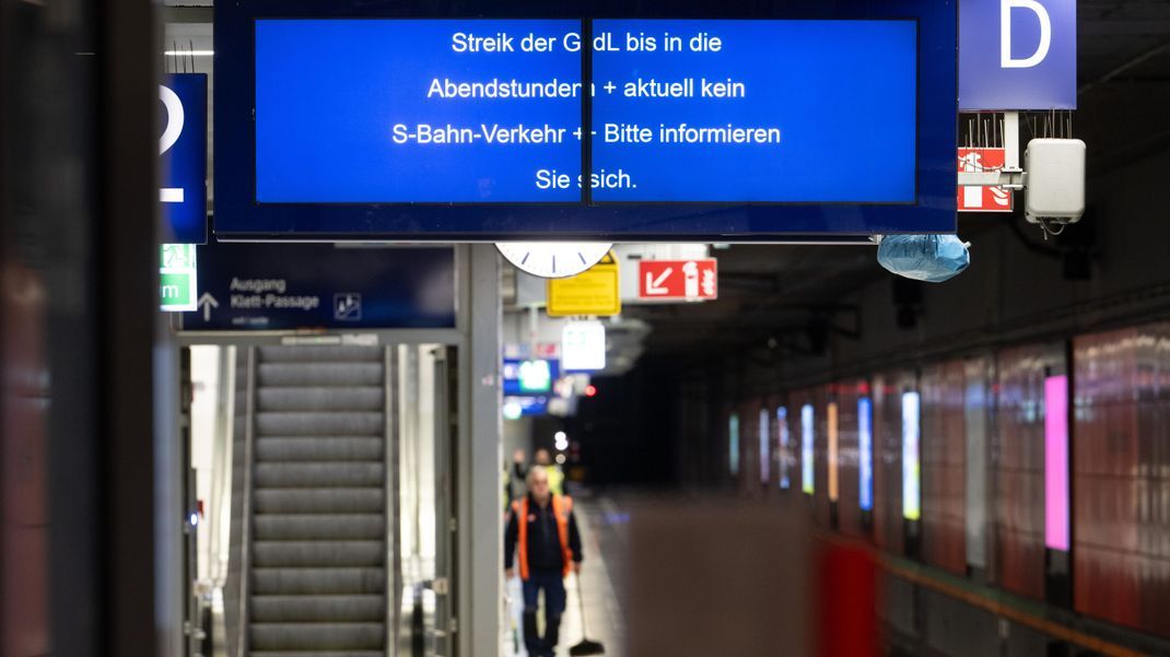 Baden-Württemberg, Stuttgart: Eine Anzeige weist am S-Bahnhof des Hauptbahnhofs auf den Streik der GDL hin.