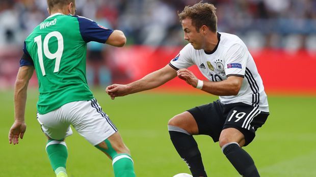 
                <strong>Mario Götze</strong><br>
                Mario Götze: Spielte in der ersten Halbzeit irgendwie mit in der deutschen Offensive. Wirkte zu Beginn trotz des kollektiven Sturmlaufs auf der linken Seite nur minimal glücklicher als zuvor als Stürmer. Wollte dann im zweiten Durchgang endlich aufdrehen, hatte zwei gute Chance, aber der Bundestrainer hatte genug gesehen. ran-Note: 4
              