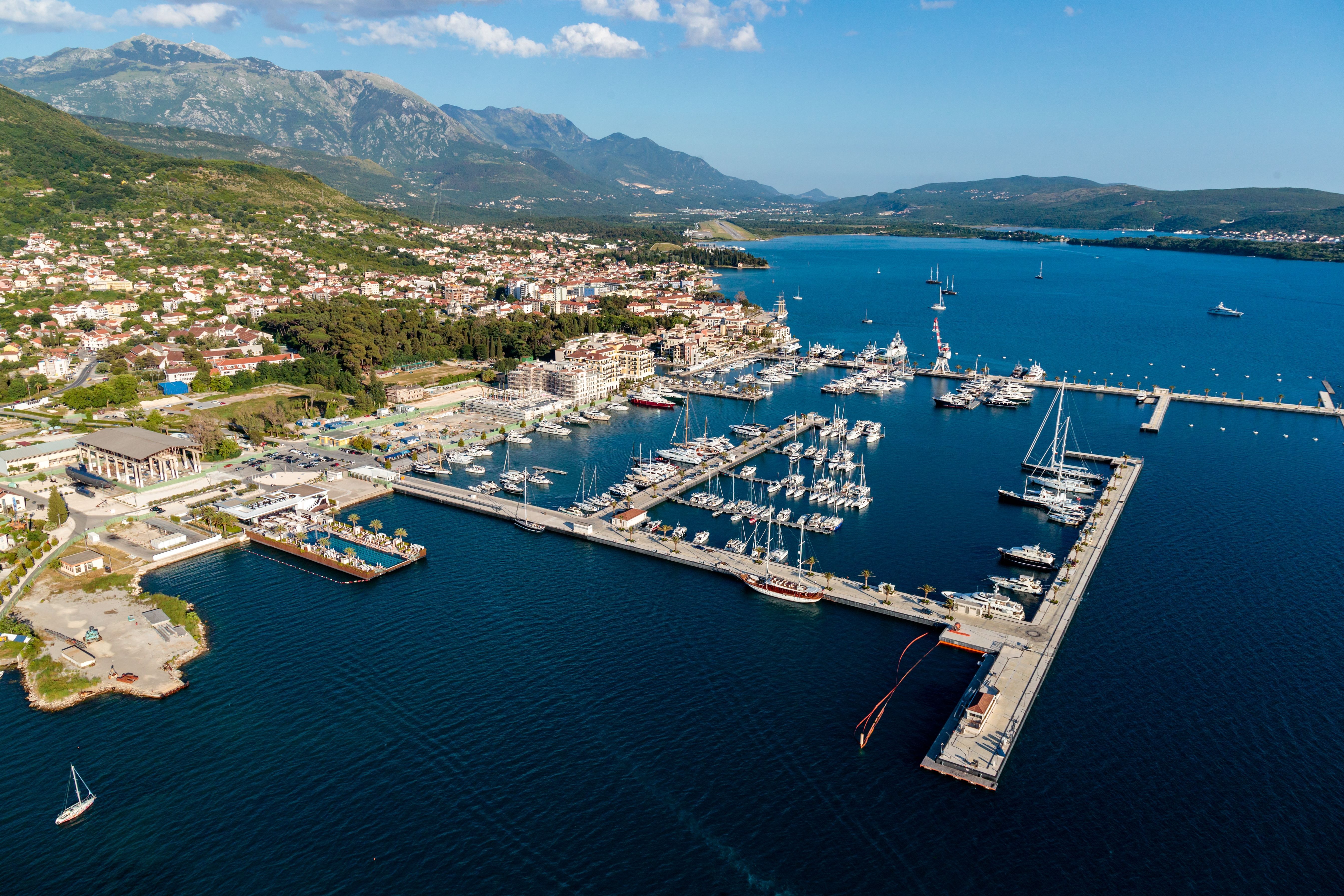 Die Stadt Kotor in Montenegro ist eingebettet in eine spektakuläre Landschaft und bezaubert mit einer historischen Altstadt.