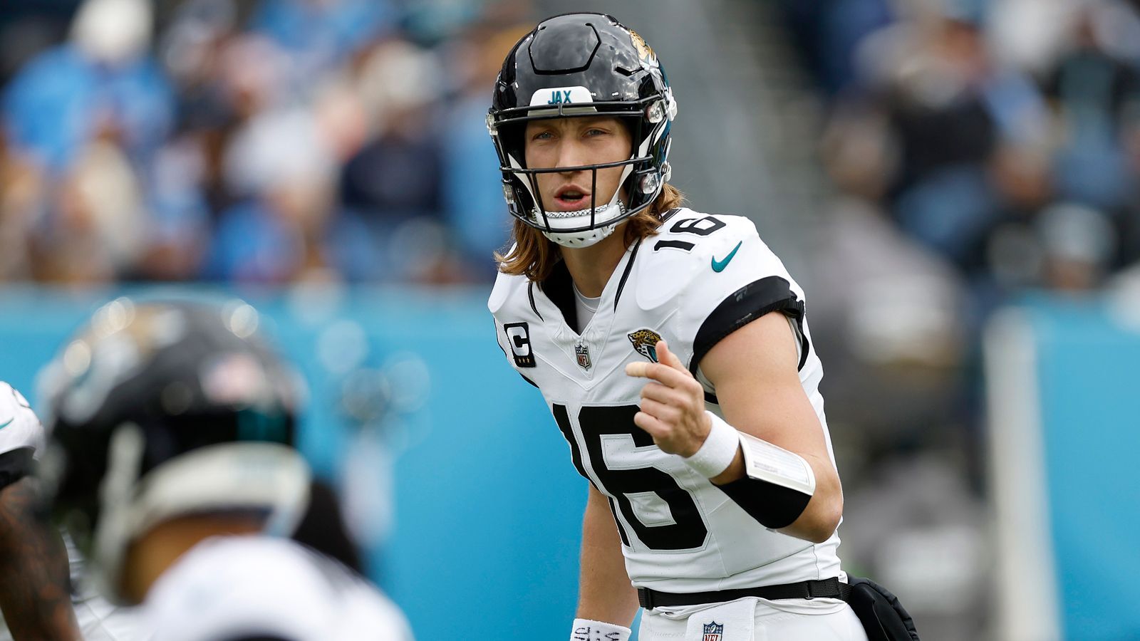 <strong>Trevor Lawrence (Jacksonville Jaguars)</strong><br>Der Nummer-1-Pick des 2021er Drafts ist bis 2025 bei den Jaguars unter Vertrag. Jedoch sollte man früh genug über eine ordentliche Verlängerung nachdenken. Lawrence hat viele Spiele gezeigt, in denen er auf MVP-Niveau performte. Trotz eines schwierigen Rookie-Jahres unter Coach Urban Meyer lieferte er statistisch stets ab. Zudem ist er erst 24 Jahre alt. Es gibt kaum bessere Spieler in dieser Altersregion.