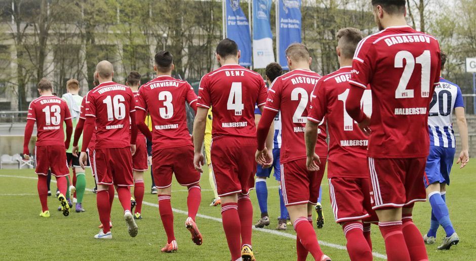 
                <strong>Germania Halberstadt</strong><br>
                Die Mannschaft spielt in der viertklassigen Regionalliga Nordost und kommt aus dem rund 42.600 Einwohner fassenden Halberstadt im Nord-Harz. Gegründet wurde die Germania 1997, Heimspiele bestreitet der Klub im überschaubaren Friedensstadion. Kapazität: 5000 Plätze. Hier ist in der 1. Runde der SC Freiburg zu Gast (12. August, 15.30 Uhr). Den Einzug ins Pokal-Feld machte der Klub perfekt, indem er sich bis ins Finale des Sachsen-Anhalt-Pokals spielte. Auch eine Niederlage im Endspiel gegen den 1. FC Magdeburg konnte den wohl größten Erfolg der Klub-Geschichte nicht verhindern.
              