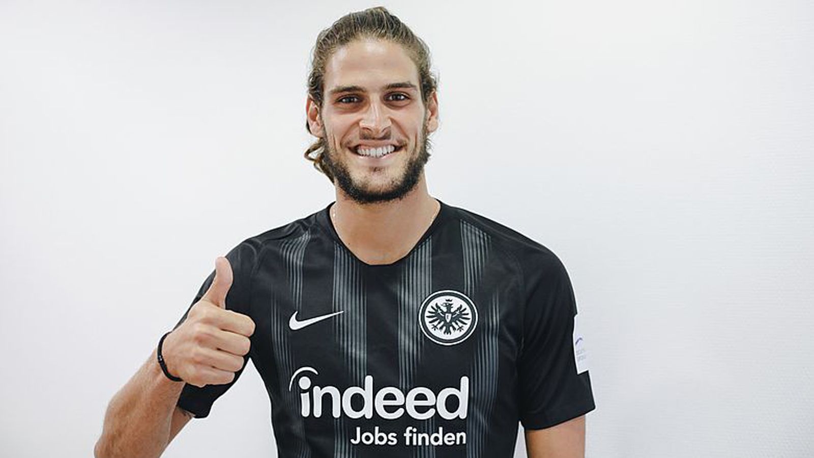 
                <strong>Goncalo Paciencia (Zugang Eintracht Frankfurt)</strong><br>
                Eintracht Frankfurt hat Goncalo Paciencia vom portugiesischen Meister FC Porto verpflichtet. Der 23 Jahre alte Portugiese kommt als Verstärkung für den Sturm und erhält einen Vierjahresvertrag bis 2022. Über die Ablösesumme wurde Stillschweigen vereinbart. Der Spieler werde laut Eintracht-Sportvorstand Fredi Bobic erst noch Tests in Frankfurt absolvieren und nicht mit der Mannschaft ins Trainingslager in die USA reisen.
              