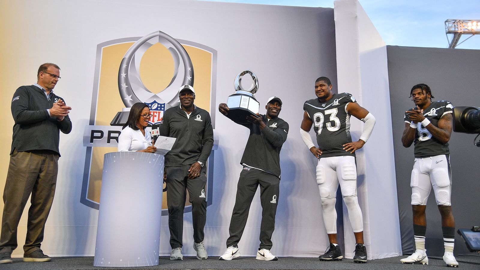 
                <strong>Pro Bowl 2021: Diese Spieler aus der AFC und NFC haben bisher die meisten Stimmen</strong><br>
                Bis zum 17. Dezember hatten die NFL-Fans noch die Möglichkeit, den diesjährigen Pro-Bowl-Kader zu wählen. Nun hat die NFL das Endergebnis bekannt gegeben. ran.de zeigt die Spieler der AFC und NFC, die die meisten Stimmen bekommen haben. (Stand: 21. Dezember 2020)
              