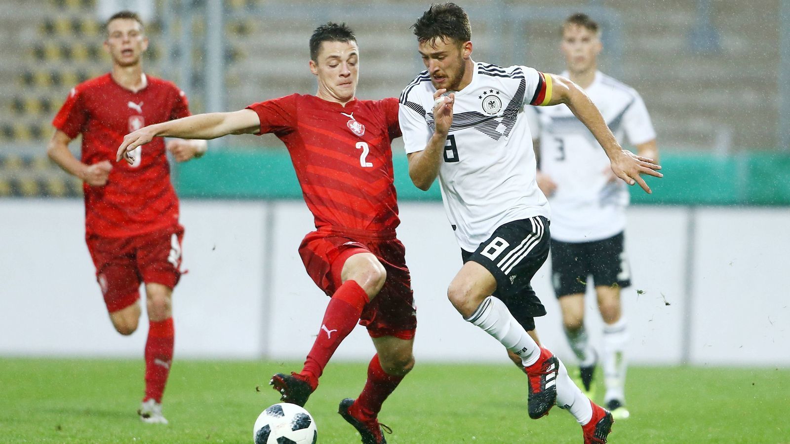 
                <strong>1. FC Köln - 5 Spieler</strong><br>
                U20: Salih Özcan (Foto), Jan-Christoph BartelsU19: Yann-Aurel Bisseck (ausgeliehen nach Kiel)U18: Noah KatterbachU17: Marvin Obuz
              