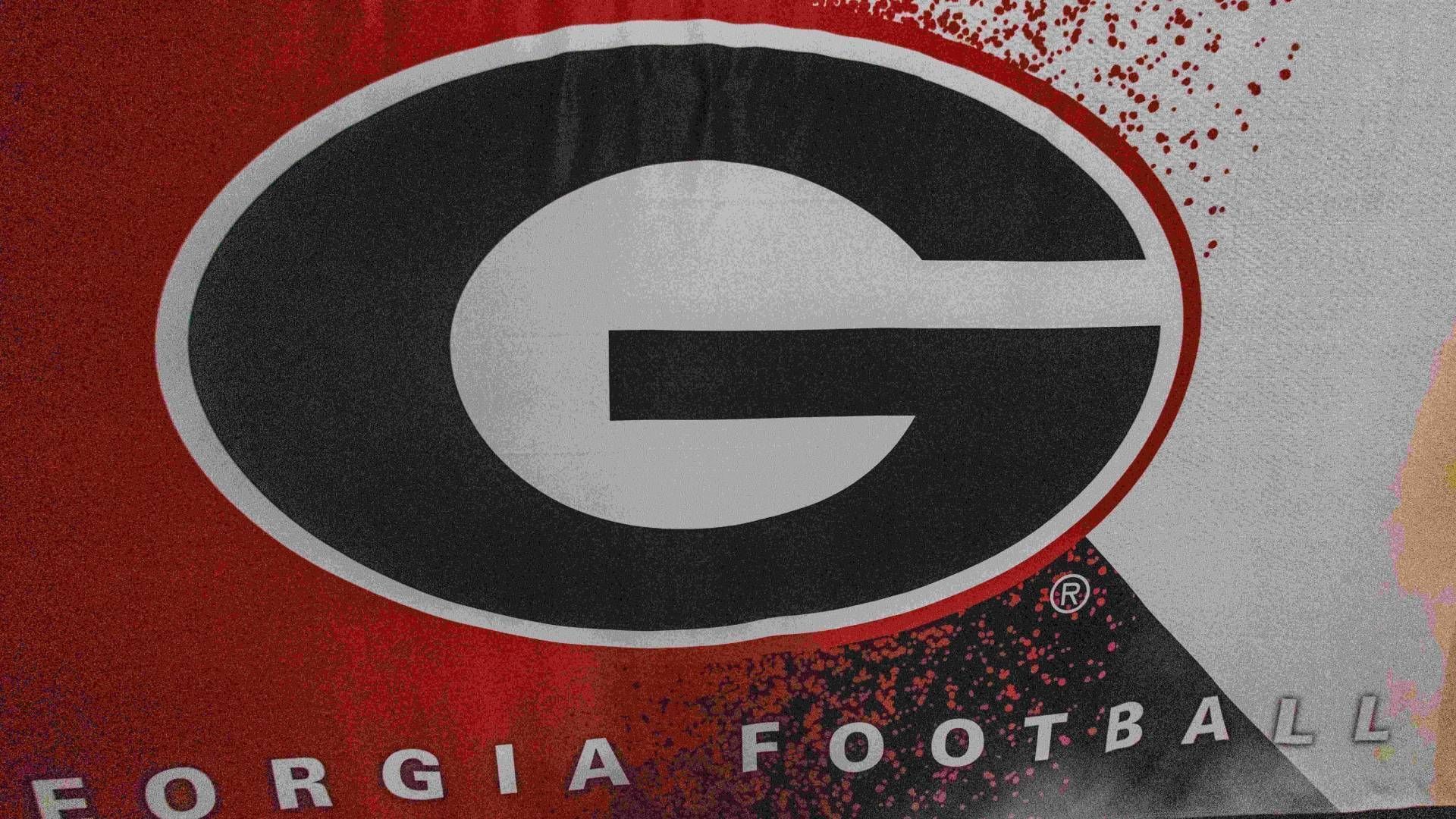 
                <strong>Gewinner: University of Georgia</strong><br>
                Die University of Georgia hat ihre aktuelle Vormachtstellung im College-Football nicht nur durch zwei Titel in Folge untermauert, sondern auch im Draft die entsprechend positiven Schlagzeilen geschrieben. Zehn Spieler schafften den Sprung von den Bulldogs zu einem NFL-Team, genauso viele wie bei Alabama. An die Bestmarke von 15 Spielern aus dem Vorjahr kam Georgia zwar nicht heran. Aber die Tatsache, dass gleich drei Spieler von den Eagles geholt wurden, untermauert die hohe Qualität, die bei den Bulldogs vermittelt wird. Dieser Draft ist ein großartiges Argument, um talentierte High-School-Spieler von ihrem Programm zu überzeugen.
              