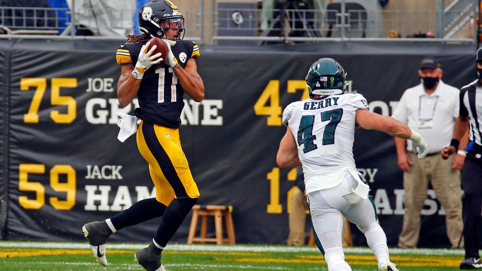 
                <strong>Gewinner: Chase Claypool</strong><br>
                Ganz am Anfang seiner NFL-Karriere steht Chase Claypool von den Pittsburgh Steelers. Was der 22-Jährige allerdings beim 38:29 gegen die Eagles hinlegte, wird auch in Zukunft für ihn schwer zu knacken sein: Gleich vier Touchdowns gelangen dem Wide Receiver, einer davon per Lauf. 110 Receiving Yards können sich sehen lassen. Und Claypool, erster Pick der Steelers im NFL Draft 2020, empfiehlt sich für noch mehr Spielanteile: Im vierten Spiel in Folge stiegen die Zahl seiner Targets. An ihm könnten die Steelers-Fans noch lange Freude haben.
              