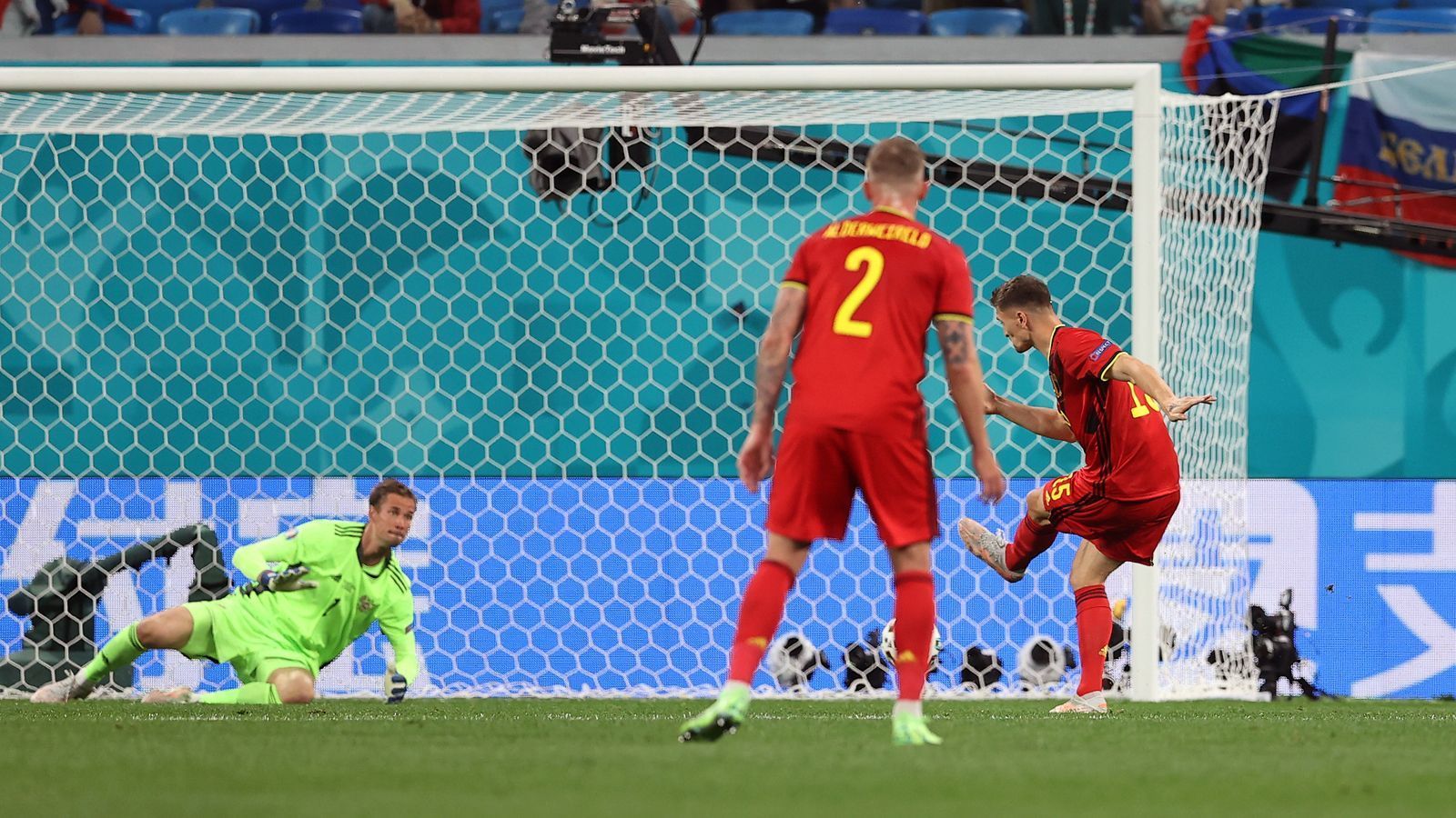 
                <strong>Meunier mit der Vorentscheidung</strong><br>
                Für den angeschlagenen Castagne kommt Dortmunds Thomas Meunier (re.) ins Spiel und ausgerechnet er trifft nur sieben Minuten nach seiner Einwechslung zum 2:0 für die "Roten Teufel". Kurz vor dem Ende sorgt wiederum Lukaku mit seinem zweiten Treffer des Abends für den 3:0-Endstand. 
              