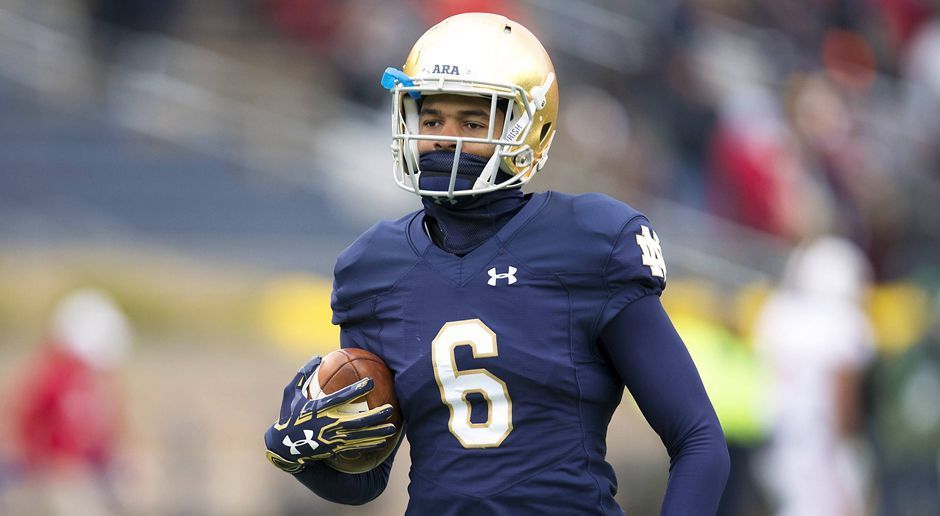 
                <strong>Equanimeous St. Brown (Notre Dame) </strong><br>
                Er ist die deutsche Hoffnung im Draft 2018. Equanimeous St. Brown wuchs zwar in Kalifornien auf, hat aber eine deutsche Mutter. Der 1,96 Meter große Passempfänger kam in drei Spielzeiten auf 92 Fänge und 1.484 Yards. Besonders die Saison 2016, in der er mit Quarterback DeShone Kizer gut harmonierte, blieb positiv in Erinnerung. Er ist sehr schnell und daher ein Spezialist für lange Pässe. Dafür weist er Schwächen im Route-Running, im Blocken und im Zweikampf mit physisch starken Cornerbacks auf.
              
