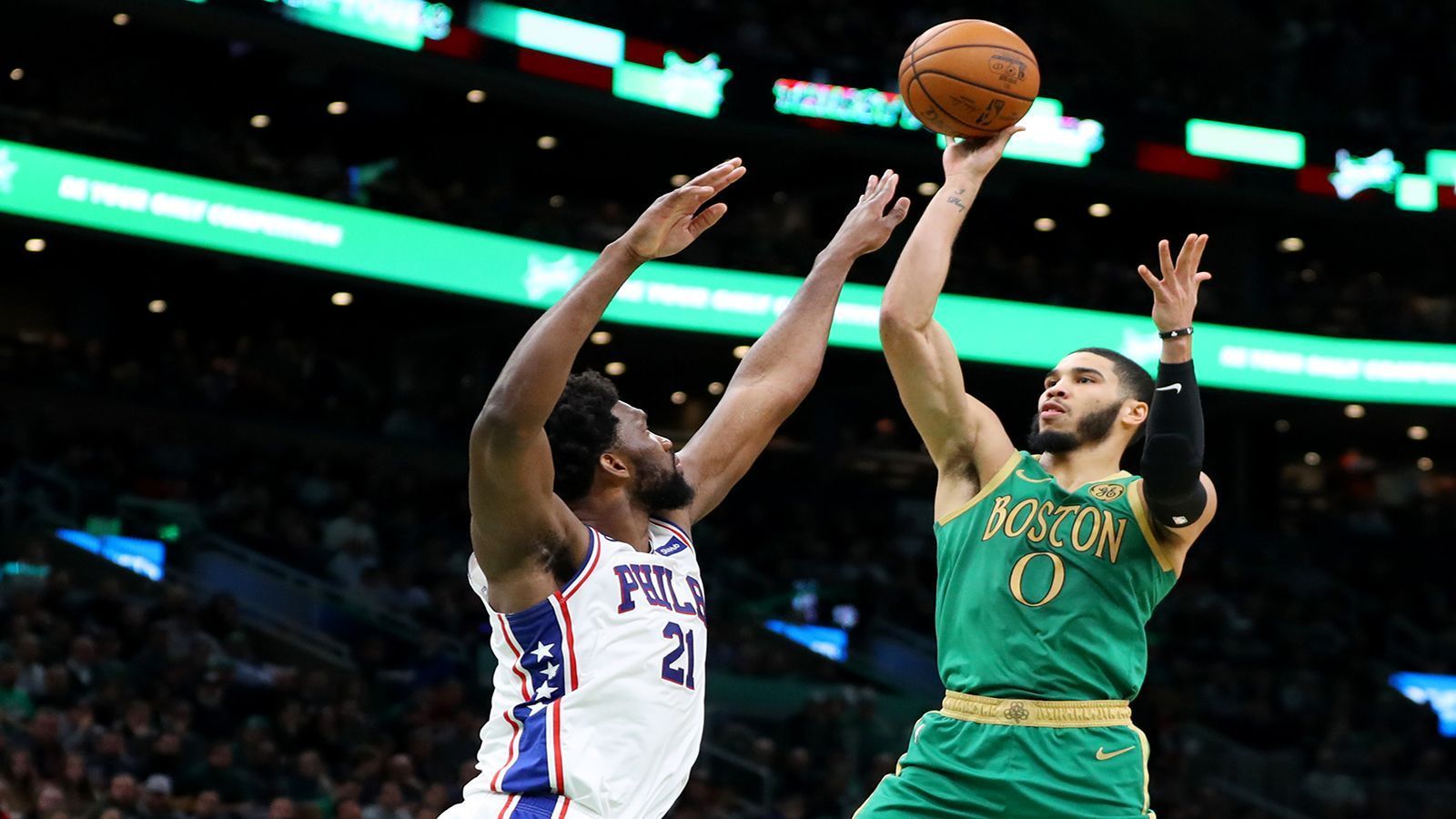 
                <strong>Boston Celtics vs. Philadelphia 76ers</strong><br>
                Noch heißer wäre das Aufeinandertreffen der Celtics mit den 76ers. Die Franchises sind nicht die allerbesten Freunde. Schließlich spielten die beiden schon 21 Playoff-Serien gegeneinander. Das letzte Playoff-Duell gab es in den Eastern Conference Semifinals 2018, welches die Celtics überraschend klar mit 4:1 gewannnen. In dieser Saison spielten beide schon vier Mal gegeneinander - drei Duelle gingen an die 76ers mit Ex-Celtic Al Horford
              