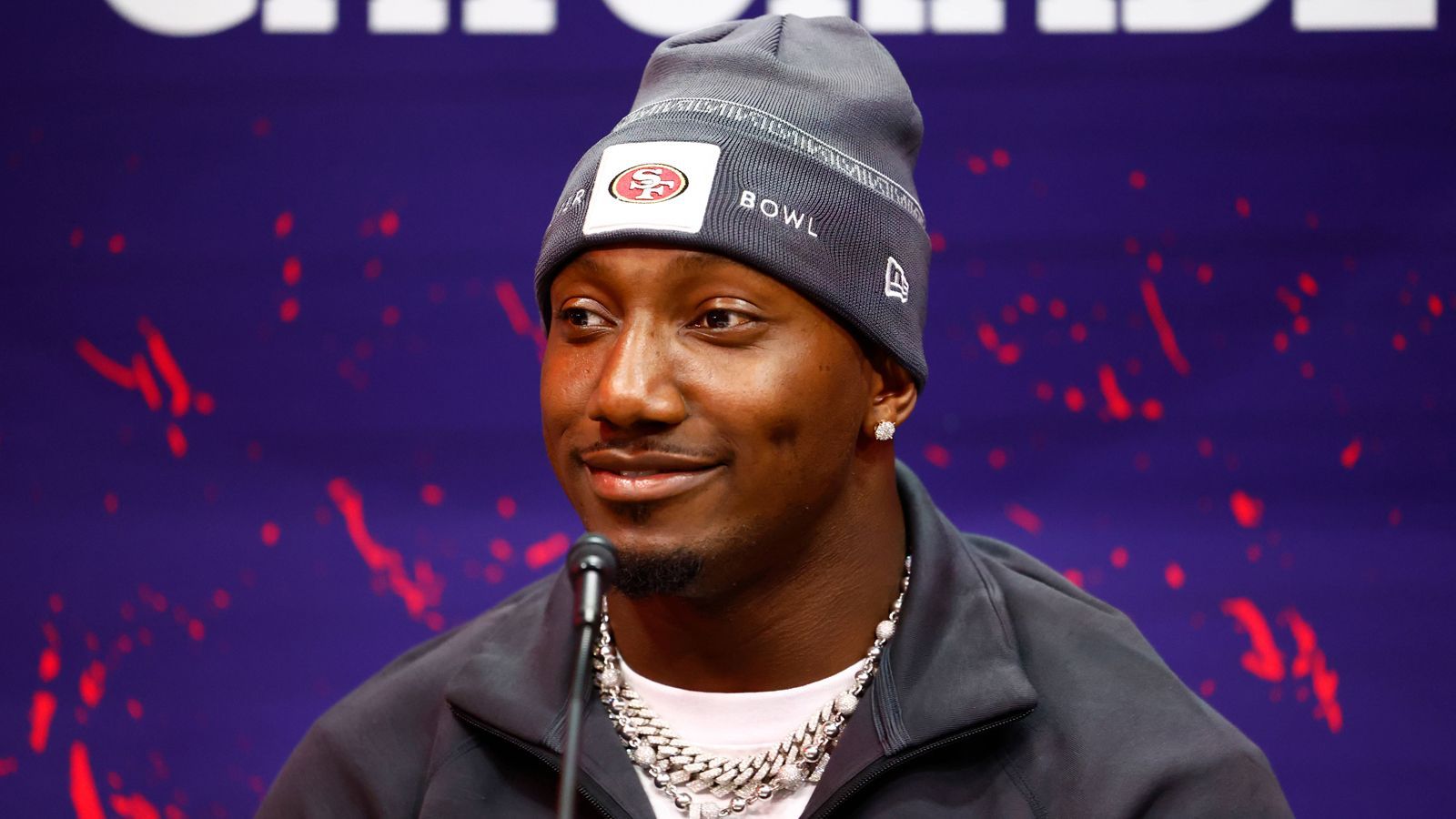 <strong>Platz 8: Deebo Samuel</strong><br><strong>Team:</strong> San Francisco 49ers<br><strong>Position:</strong> Wide Receiver<br>Ohne ihn fehlt der Offense das gewisse Etwas. Im Grunde ist er kein Receiver, sondern ein "Flex"-Spieler. Er kann alles. Mal als Läufer aufgestellt, zur Not wirft er den Ball selbst, kann aber auch als Deep Threat genutzt werden. Er macht die Offense der 49ers so unberechenbar.