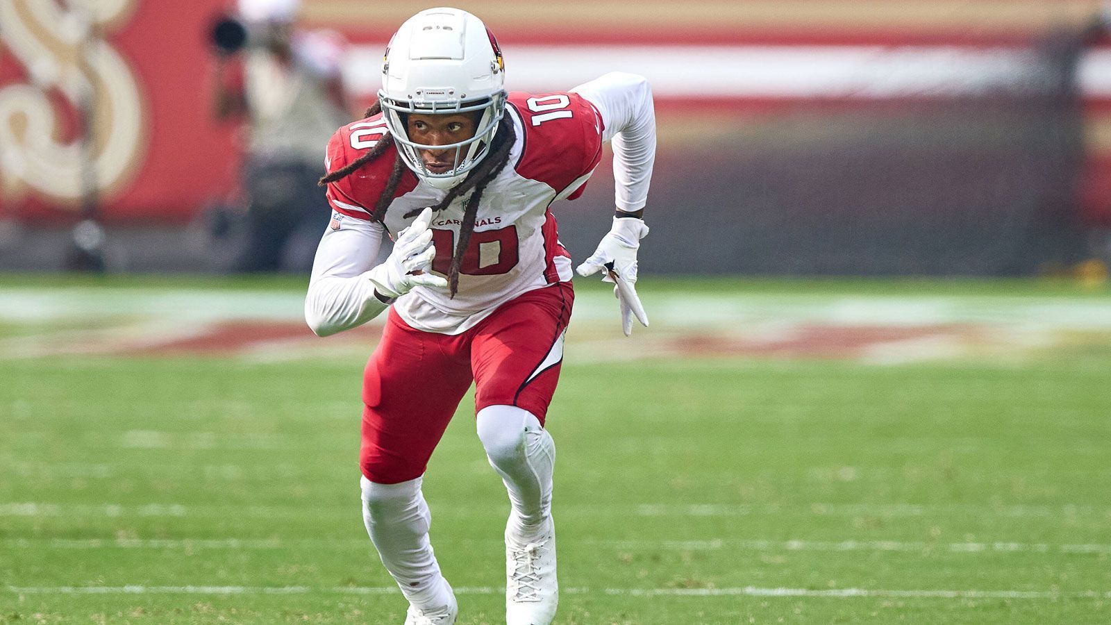 
                <strong>Offensive Player of the Year der ran-Redaktion: DeAndre Hopkins - Arizona Cardinals</strong><br>
                Obwohl er erst seit Beginn der Saison bei den Arizona Cardinals spielt, fühlt sich DeAndre Hopkins in der Wüste bereits pudelwohl. Kein anderer Passempfänger erzielte bis Woche 8 mehr Passing Yards als Hopkins (704). Zudem ist der 28-Jährige zur Halbzeit nur einer von zwei Receivern, die mit mehr als 100 Yards pro Spiel (100,6) glänzen können. Mit D.K. Metcalf, Patrick Mahomes und Aaron Rodgers hat Hopkins zwar harte Konkurrenz um den Titel des Offensive Player of the Year, allerdings gibt es auch kaum jemanden, der solch konstant hervorragende Leistungen zeigt.
              