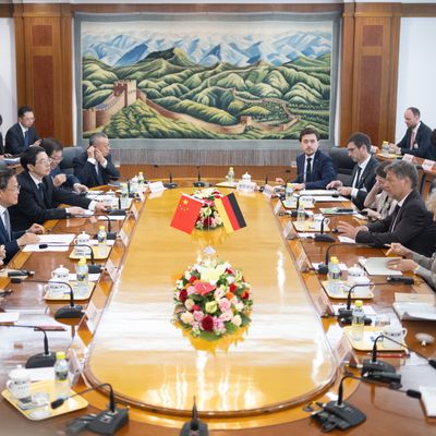 22. Juni 2024, Peking: Wirtschaftsminister Robert Habeck im Gespräch gegenüber von Zheng Shanjie, Vorsitzender der Nationalen Reform- und Entwicklungskommission Chinas