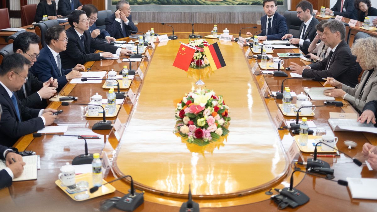 22. Juni 2024, Peking: Wirtschaftsminister Robert Habeck im Gespräch gegenüber von Zheng Shanjie, Vorsitzender der Nationalen Reform- und Entwicklungskommission Chinas