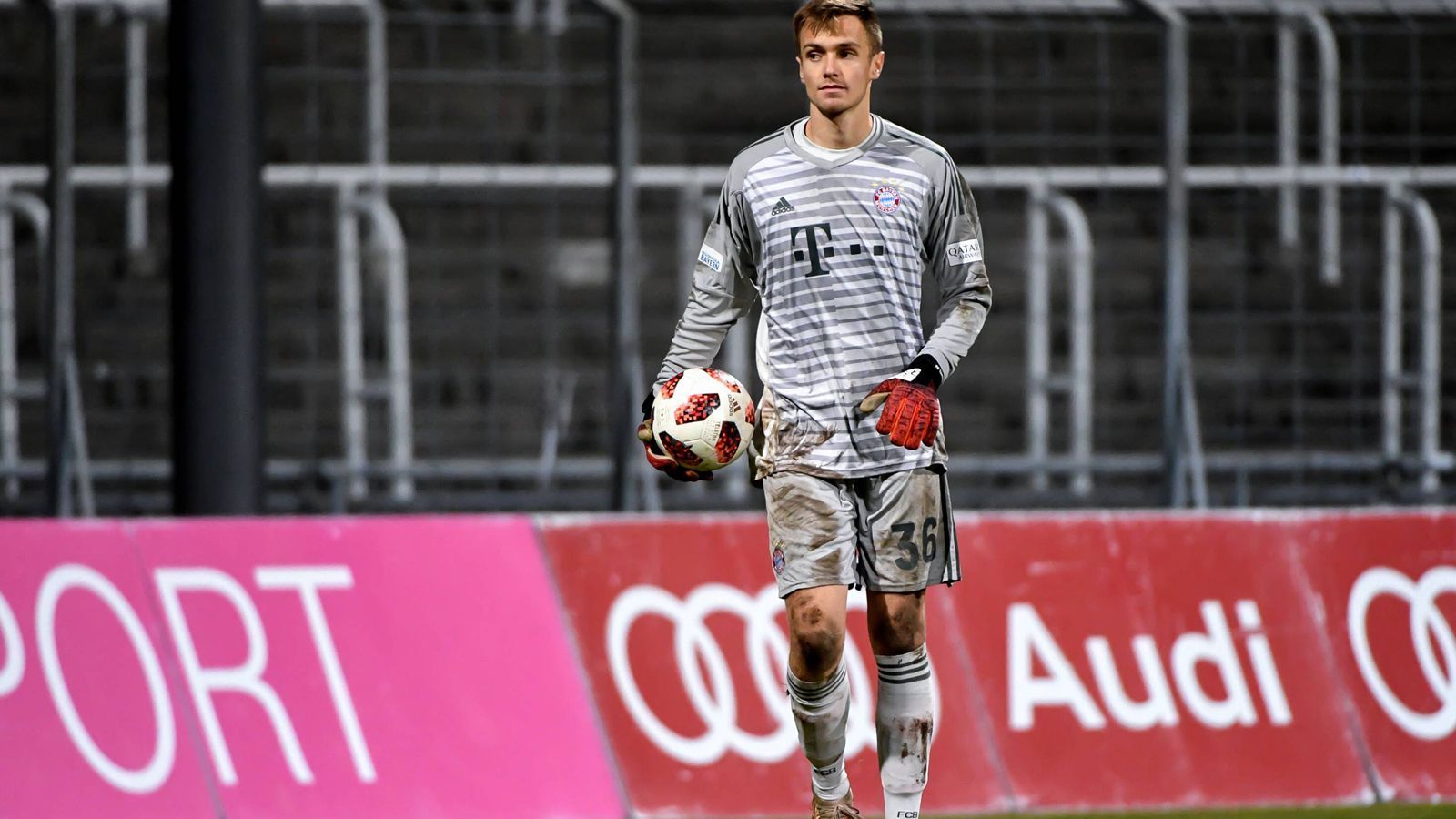 
                <strong>Christian Früchtl</strong><br>
                Nominell ist er die Nummer drei im Tor des FC Bayern hinter Manuel Neuer und Sven Ulreich. Christian Füchtl ist Stammtorwart der Regionalliga-Mannschaft und stand für die Profis in dieser Saison zumindest im DFB-Pokal einmal im Kader. Der in Bayern geborene und hier aufgewachsene Keeper kennt die Mannschaft - eingewöhnen muss er sich also nicht.
              