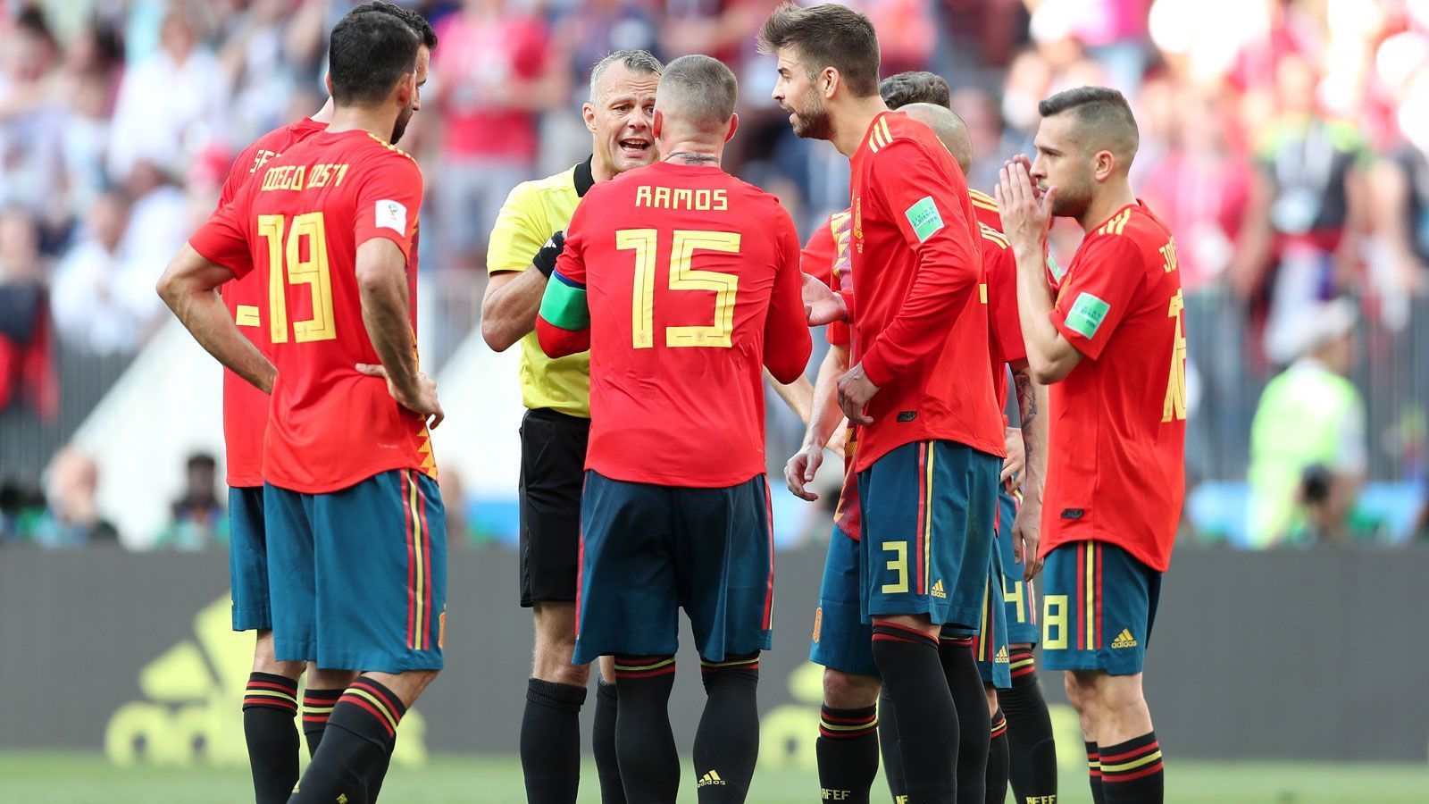 
                <strong>Fairplay Award: Spanien</strong><br>
                Als fairste Mannschaft darf sich Spanien betiteln - ein schwacher Trost für das enttäuschend verlaufene Turnier. Hier werden zur Ermittlung des Siegers Fakten herangezogen. So kürt die Technische Studien-Gruppe der FIFA die "Furia Roja" zum Gewinner der Disziplinarwertung. Dabei werden die Daten aller Teams, die in die K.o.-Phase einziehen, verglichen. Und die zeigen: Spanien handelt sich nur zwei Gelbe Karten ein und begeht gerade einmal 34 Fouls - jeweils Topwerte unter den 16 besten Turnierteilnehmern.
              